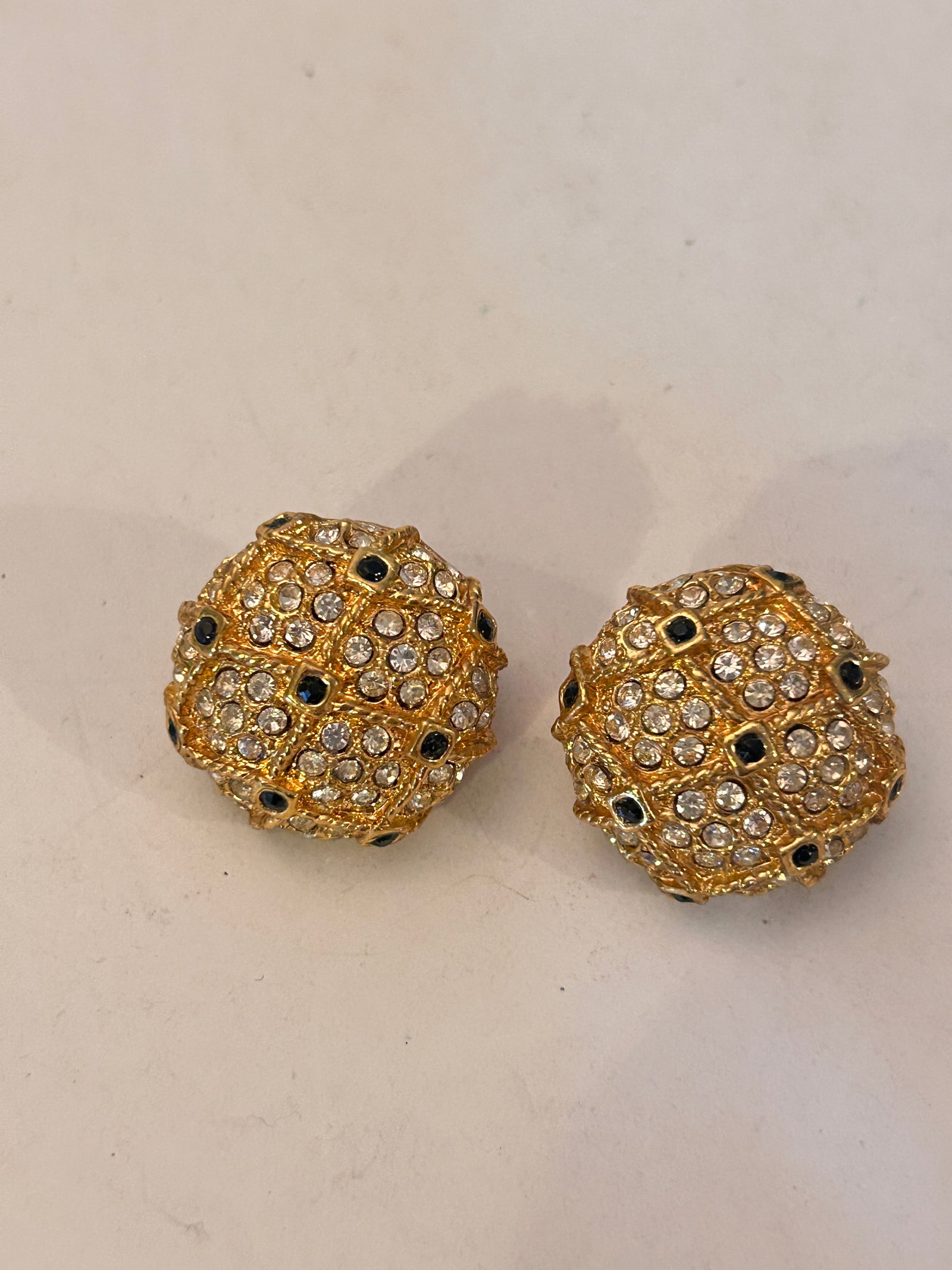 Vintage Gold Tone rhinestone Earrings: Vintage Gold Tone rhinestone Earrings Please view all photos as they are part of the description and condition of this Item, Feel free to contact me with questions or picture requests! Used Item AS IS