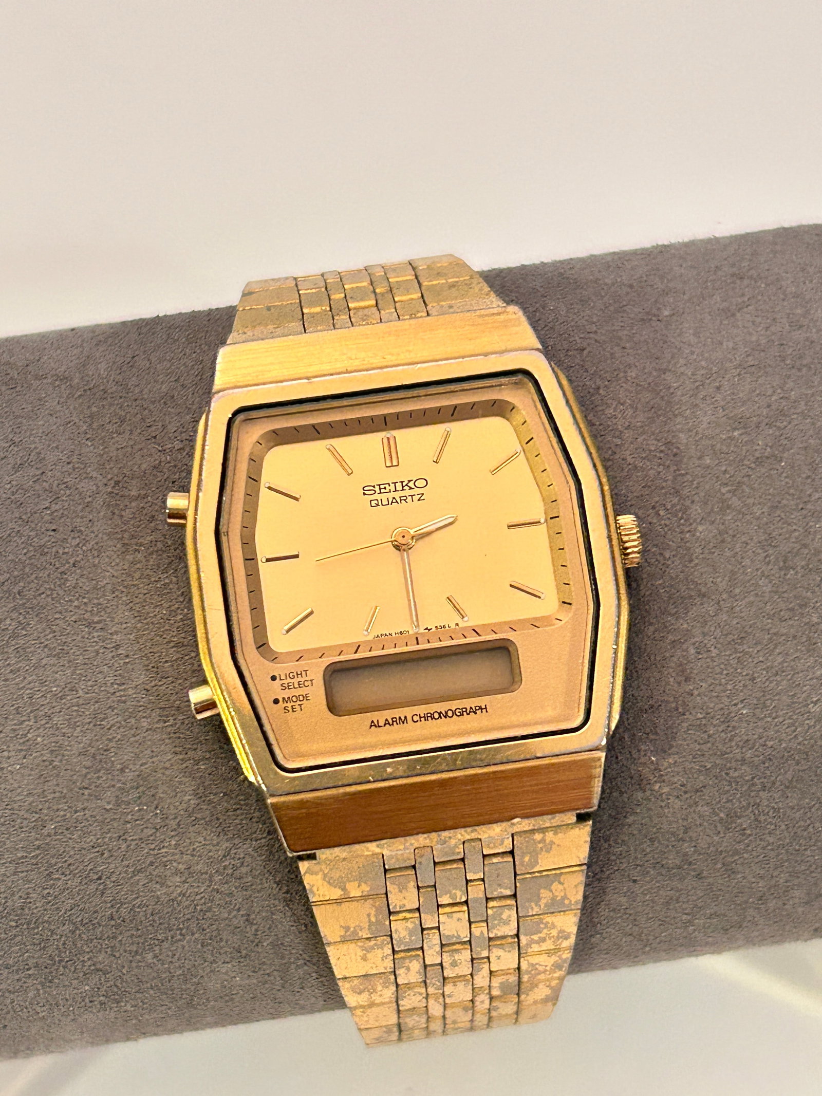 Seiko Men's Vintage Gold Tone Ana-Digi Quartz Watch H601-5400 Working needs bat: Seiko Men's Vintage Gold Tone Ana-Digi Quartz Watch H601-5400 Working needs bat Please view all photos as they are part of the description and condition of this Item, Feel free to contact me with ques