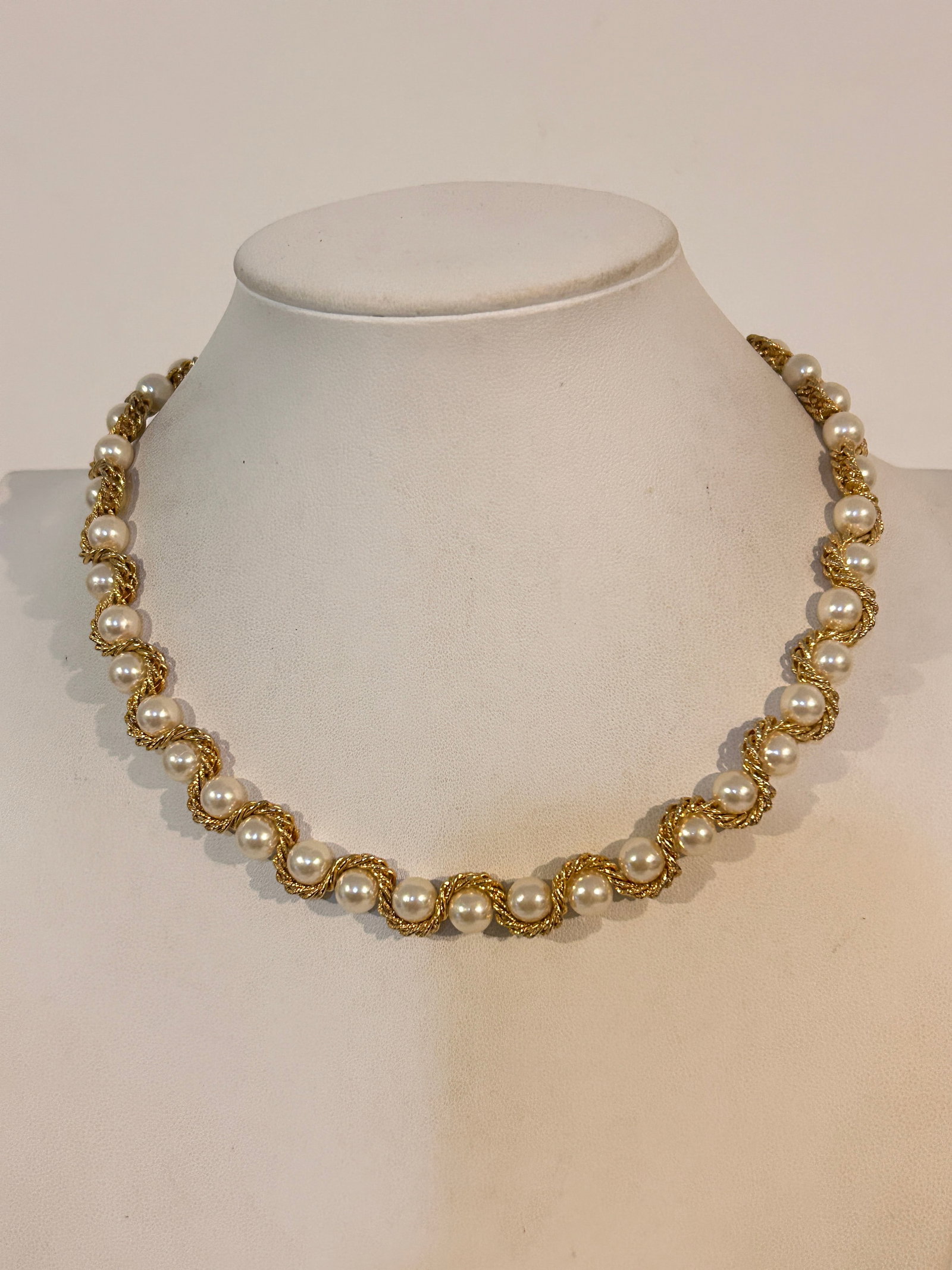 Women’s Faux Retro Pearls Intertwined Gold Tone Chain Vintage Fashion Necklace 16" (1 of 5)
