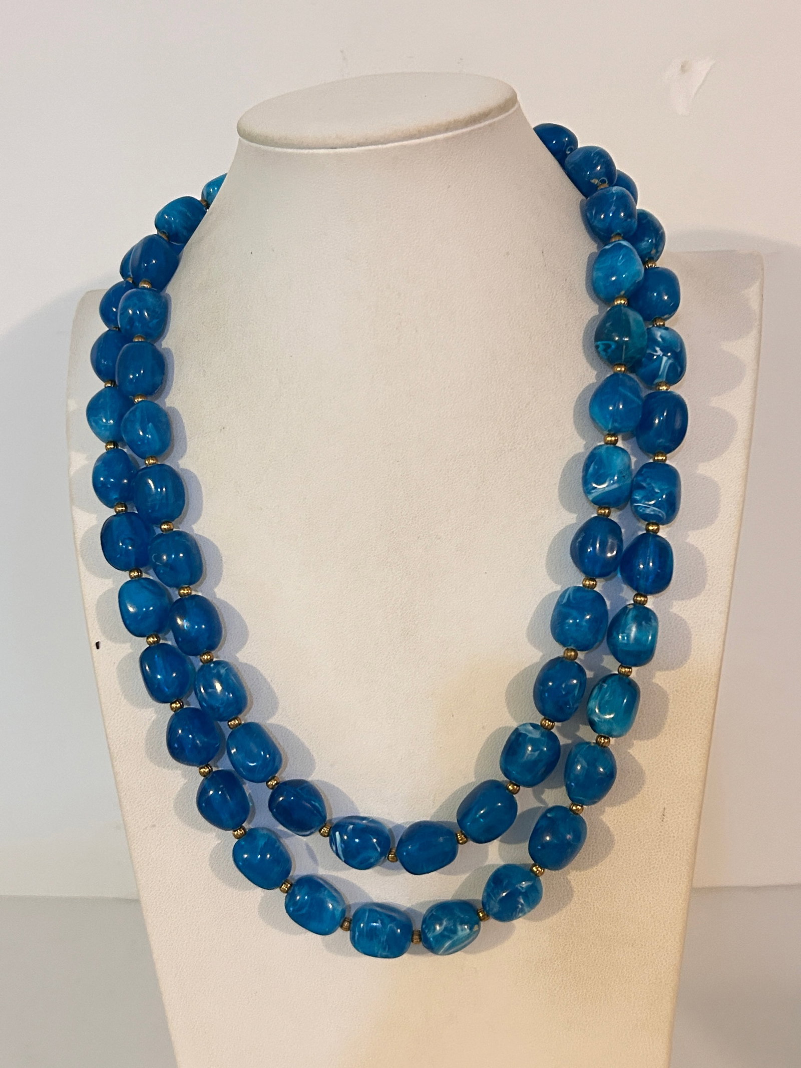 Vintage Blue Swirl Acrylic bead Necklace 21": Vintage Blue Swirl Acrylic bead Necklace 21" Please view all photos as they are part of the description and condition of this Item, Feel free to contact me with questions or picture requests! Used Ite