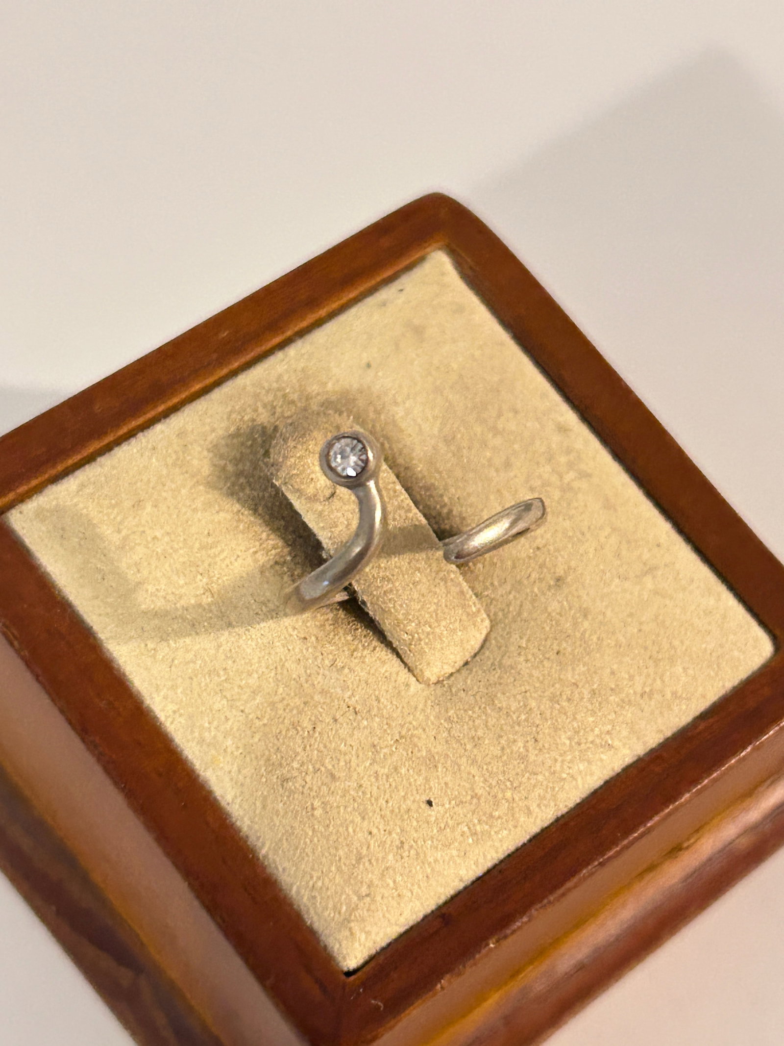 Vintage Sterling Silver Avon Ring SZ 4: Vintage Sterling Silver Avon Ring SZ 4 Please view all photos as they are part of the description and condition of this Item, Feel free to contact me with questions or picture requests! Used Item AS I