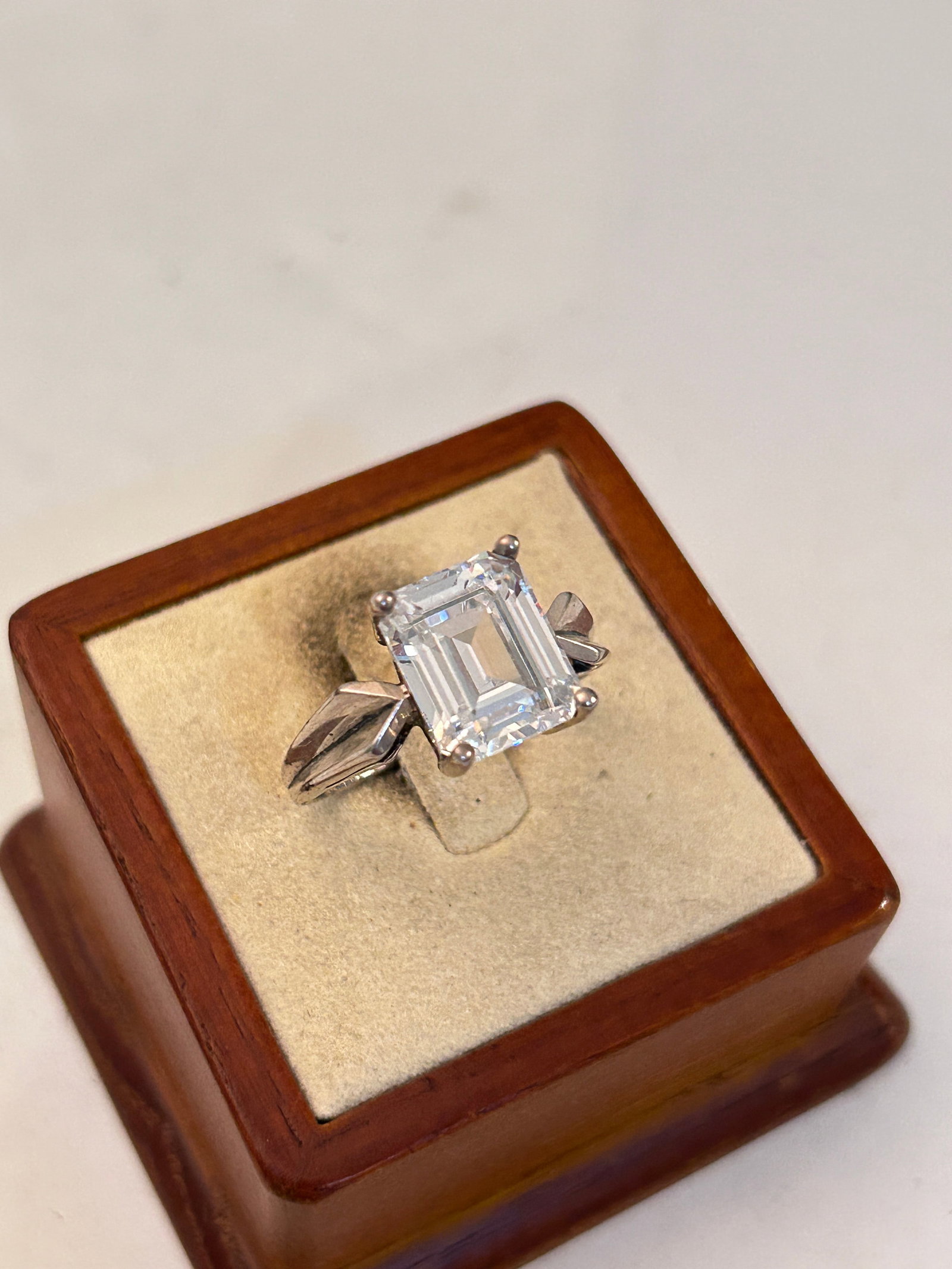 Vintage Sterling Silver CZ Modernist Ring Sz 10: Vintage Sterling Silver CZ Modernist Ring Sz 10 Please view all photos as they are part of the description and condition of this Item, Feel free to contact me with questions or picture requests! Used 