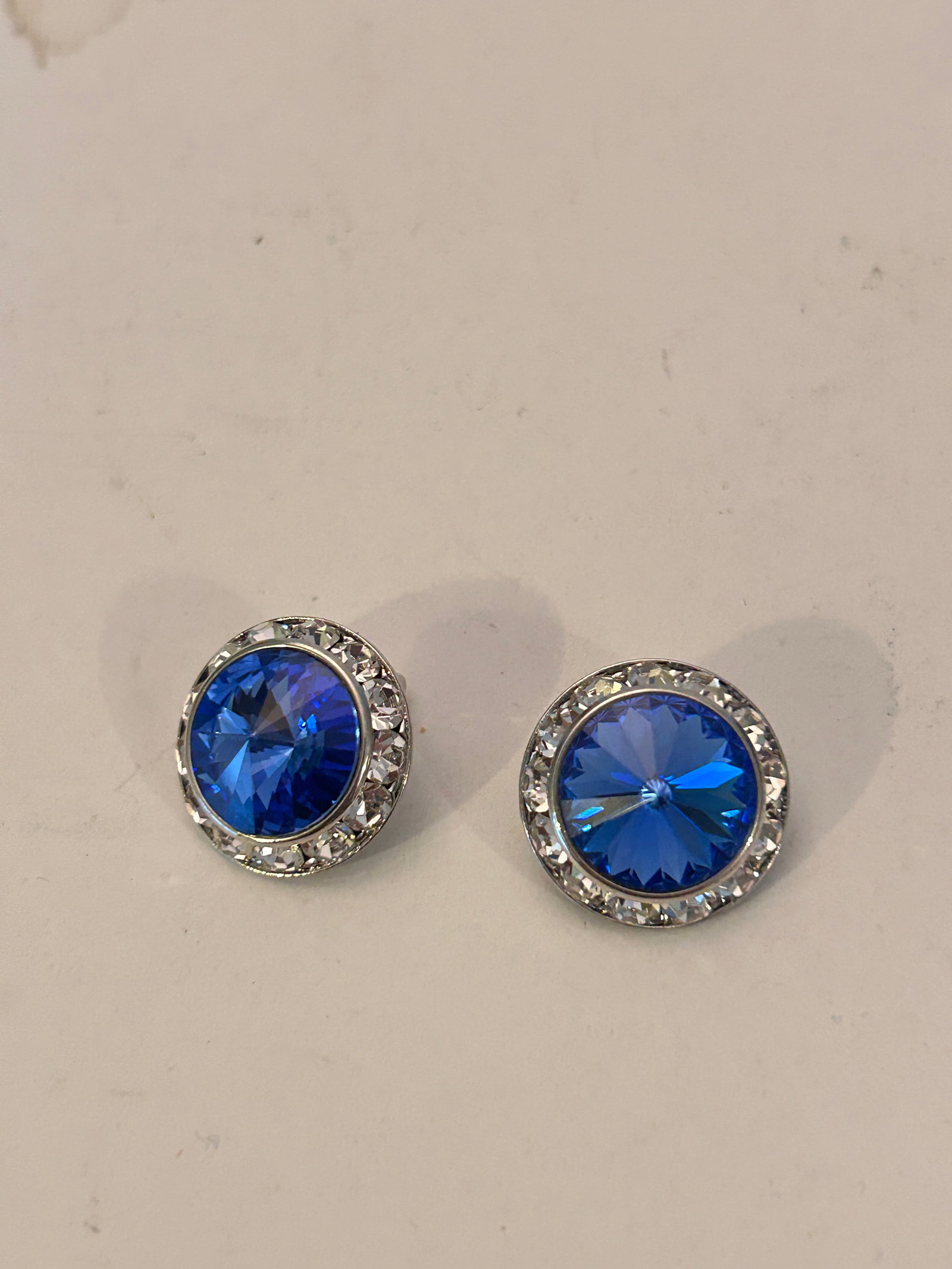Vintage blue rhinestone Earrings: Vintage blue rhinestone Earrings Please view all photos as they are part of the description and condition of this Item, Feel free to contact me with questions or picture requests! Used Item AS IS