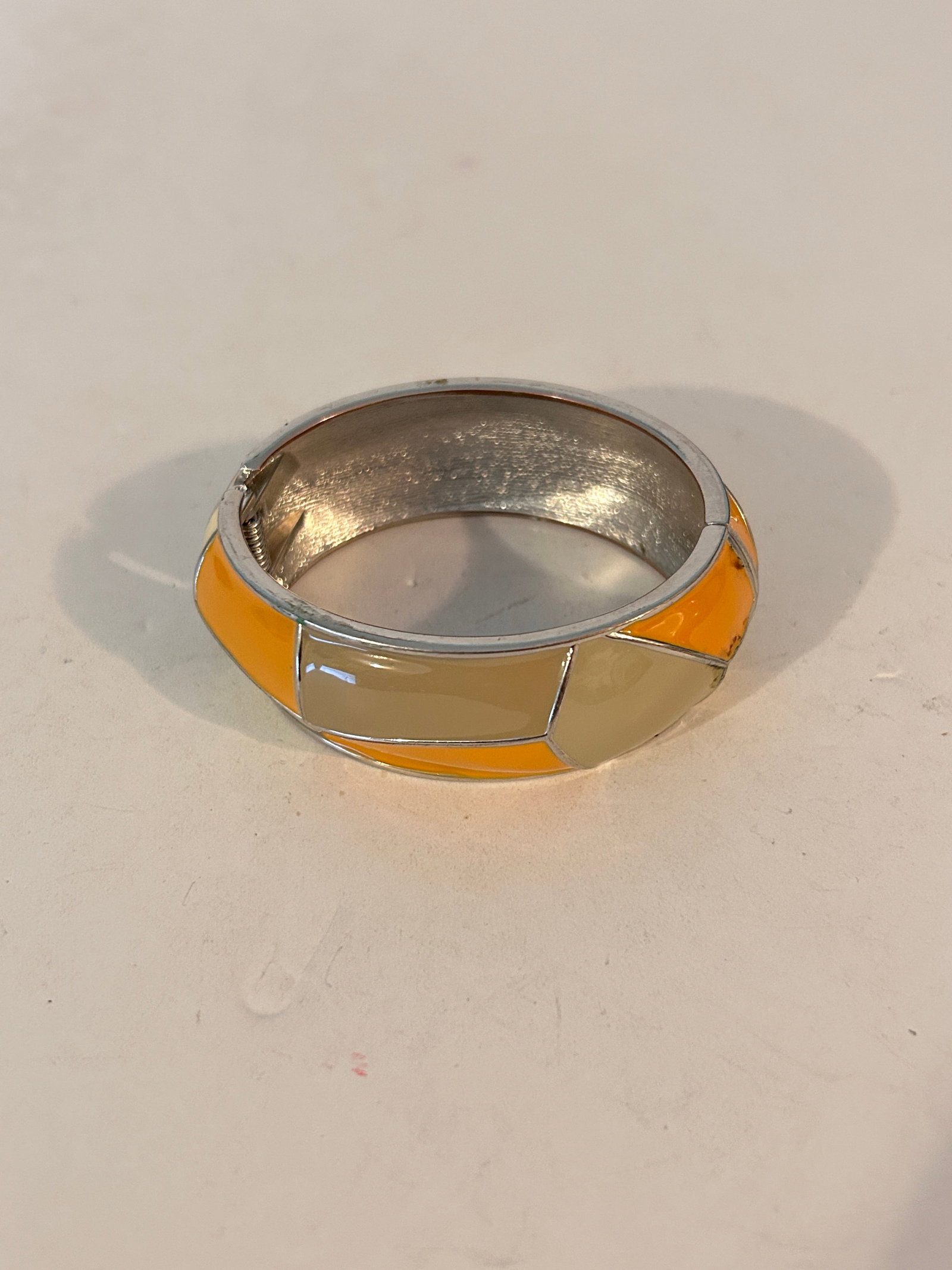 Vintage Enamel hinged Bracelet 7": Vintage Enamel hinged Bracelet 7" Please view all photos as they are part of the description and condition of this Item, Feel free to contact me with questions or picture requests! Used Item AS IS