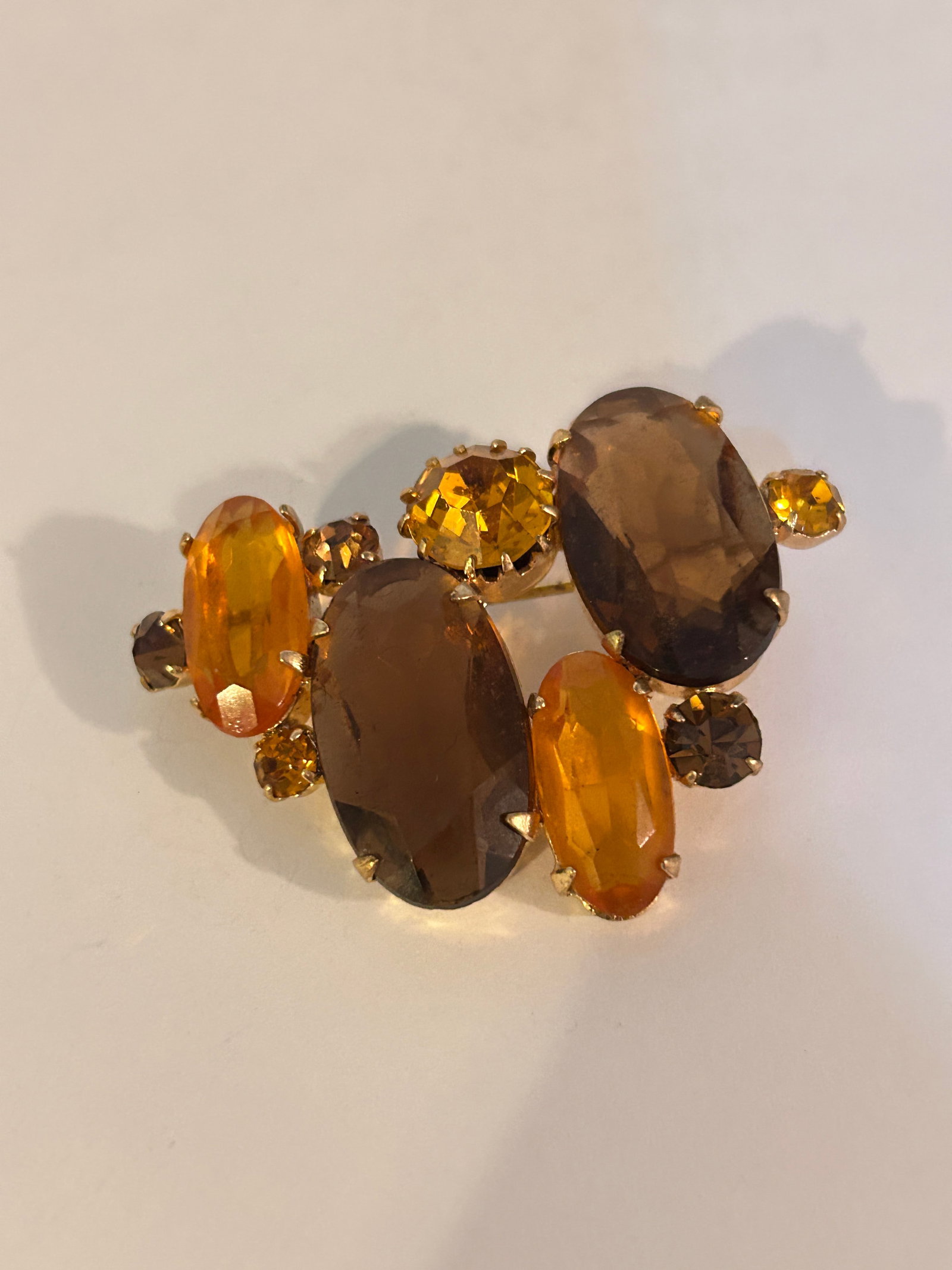 Vintage Orange Glass old Brooch: Vintage Orange Glass old Brooch Please view all photos as they are part of the description and condition of this Item, Feel free to contact me with questions or picture requests! Used Item AS IS