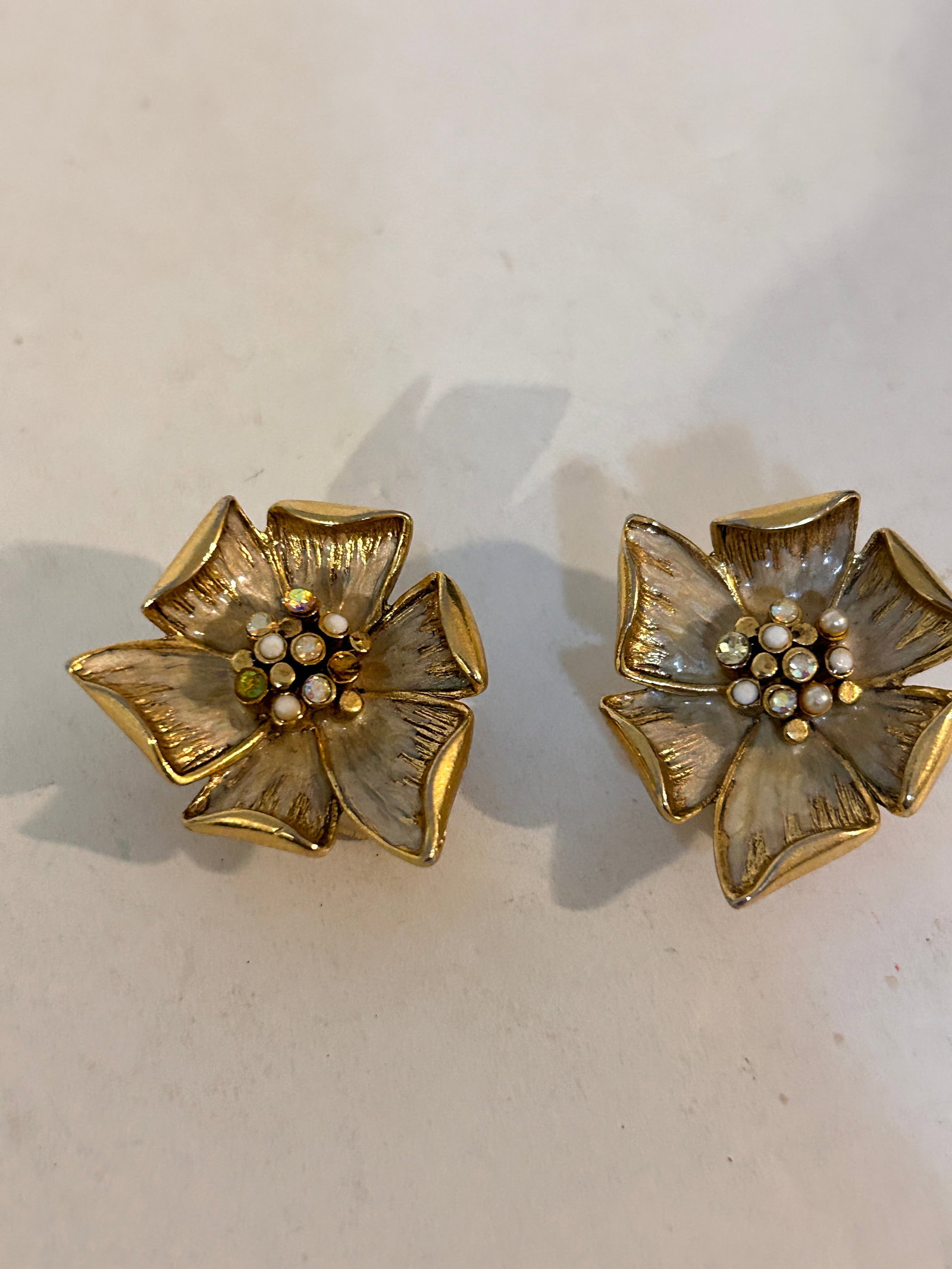Oscar de la Renta Flower Goldtone Earrings with Crystals: Oscar de la Renta Flower Goldtone Earrings with Crystals Please view all photos as they are part of the description and condition of this Item, Feel free to contact me with questions or picture reques