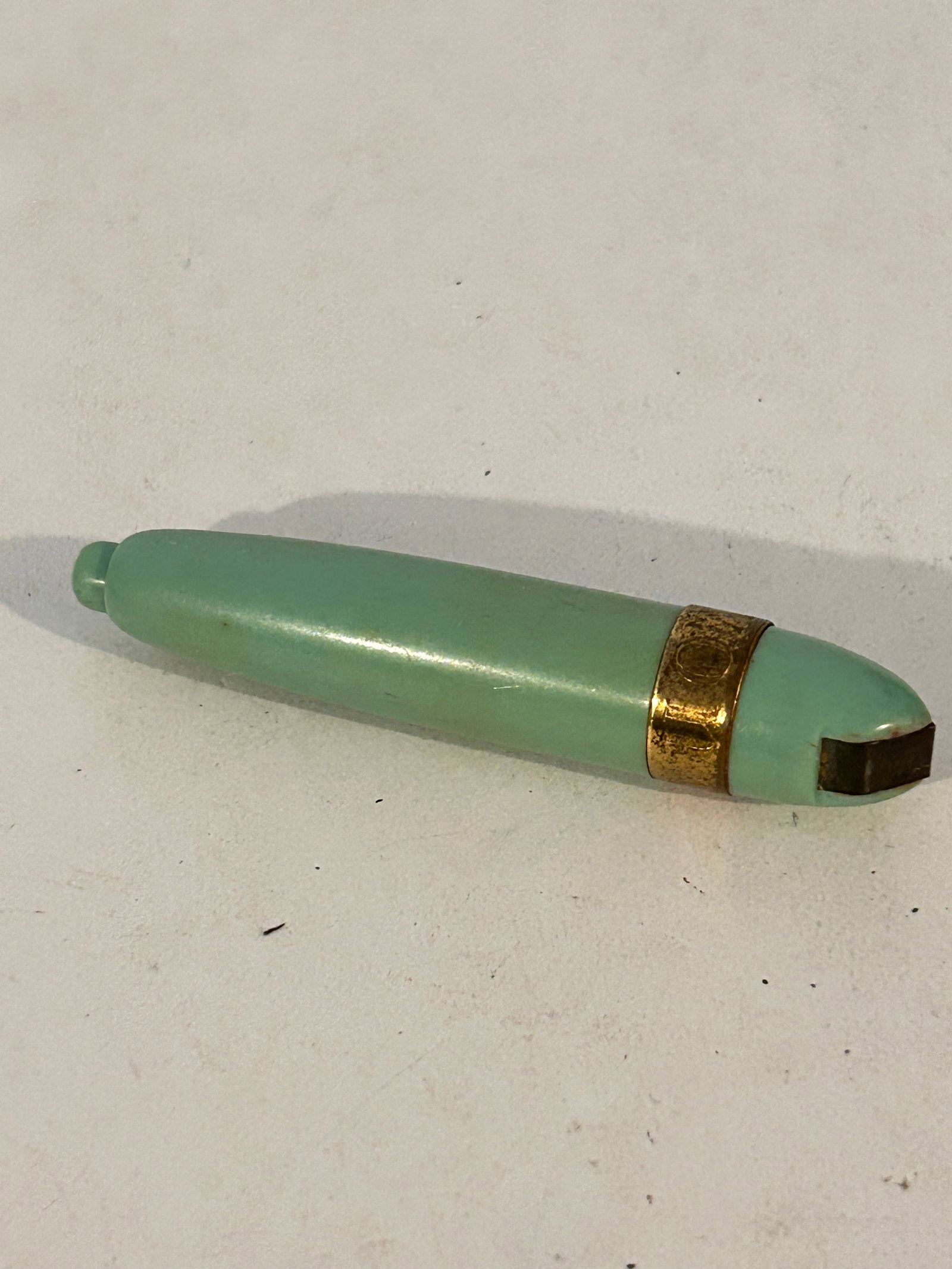 Vtg 1940s Green Avon Retractable Lip Brush - Rare Vanity: Vtg 1940s Green Avon Retractable Lip Brush - Rare Vanity Please view all photos as they are part of the description and condition of this Item, Feel free to contact me with questions or picture reques