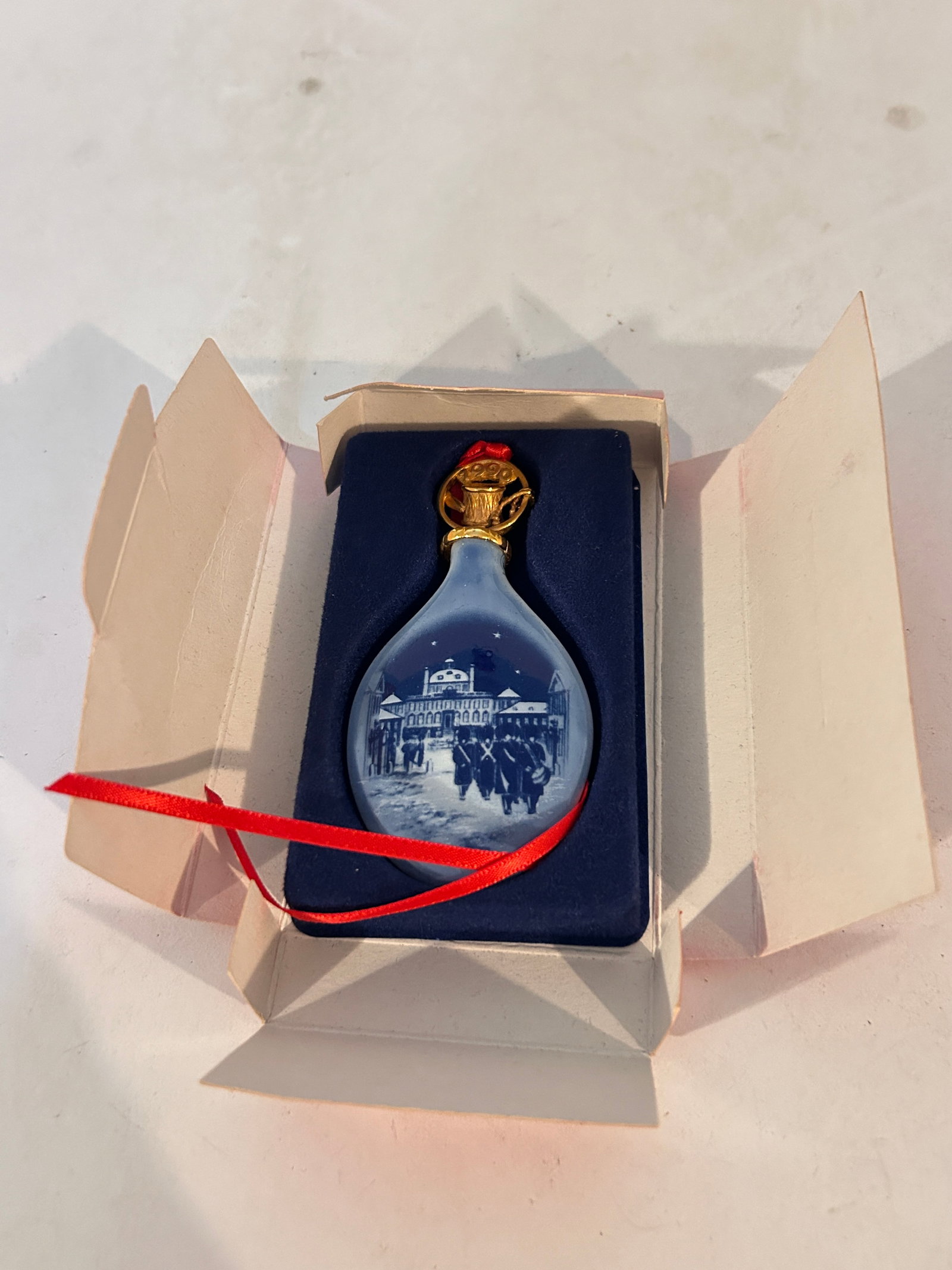 1990 Bing & Grondahl "Changing Of The Guards" Christmas Ornament: 1990 Bing & Grondahl "Changing Of The Guards" Christmas Ornament Please view all photos as they are part of the description and condition of this Item, Feel free to contact me with questions or pictur