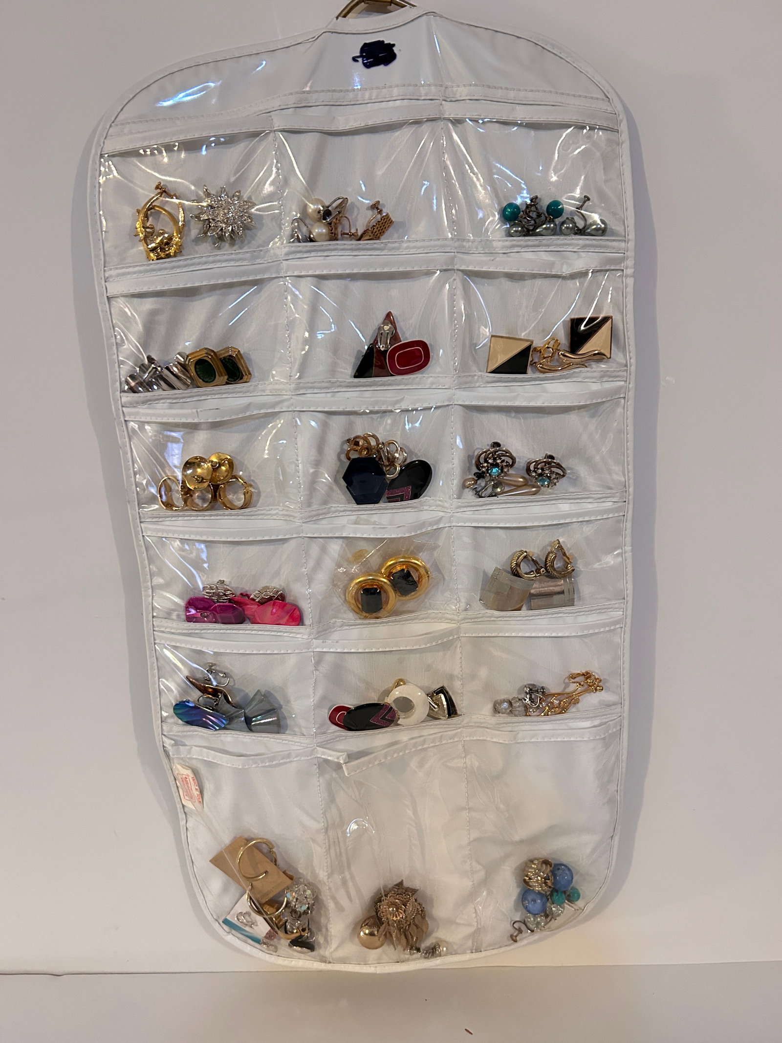 Vintage Lot of Over 100 Earrings: Vintage Lot of Over 100 Earrings Please view all photos as they are part of the description and condition of this Item, Feel free to contact me with questions or picture requests! Used Item AS IS