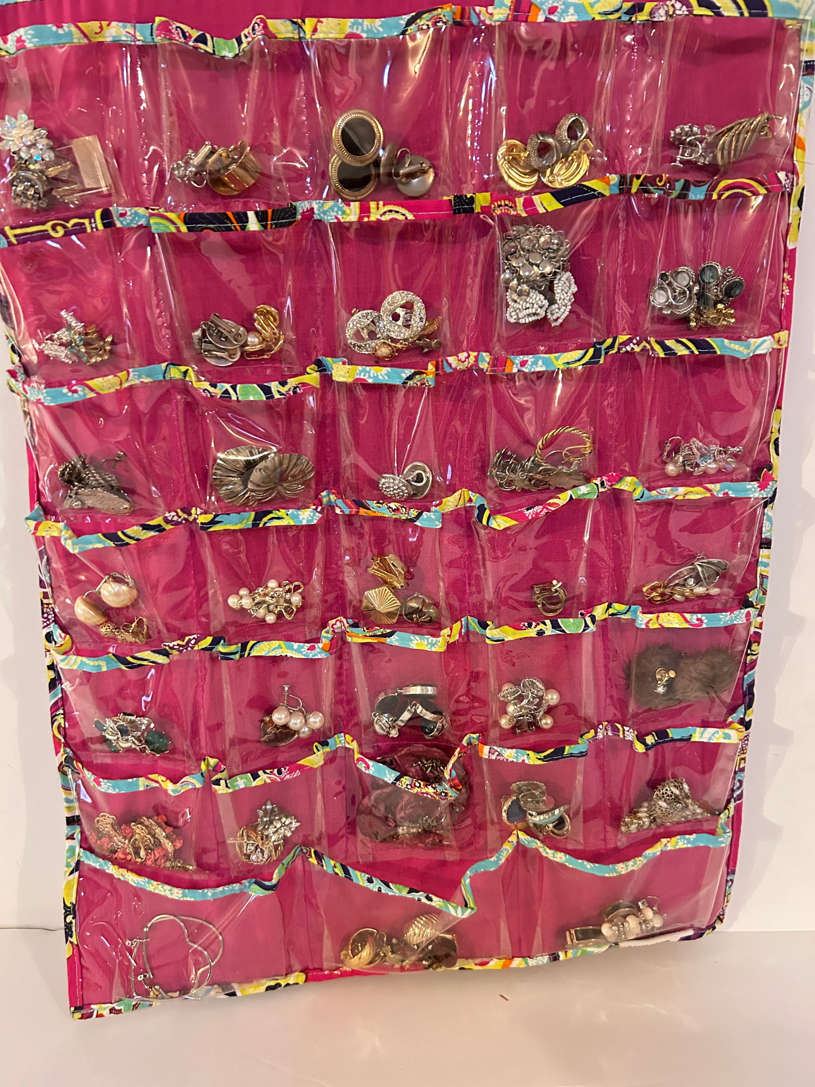Vintage Lot of Over 100 Earrings: Vintage Lot of Over 100 Earrings Please view all photos as they are part of the description and condition of this Item, Feel free to contact me with questions or picture requests! Used Item AS IS