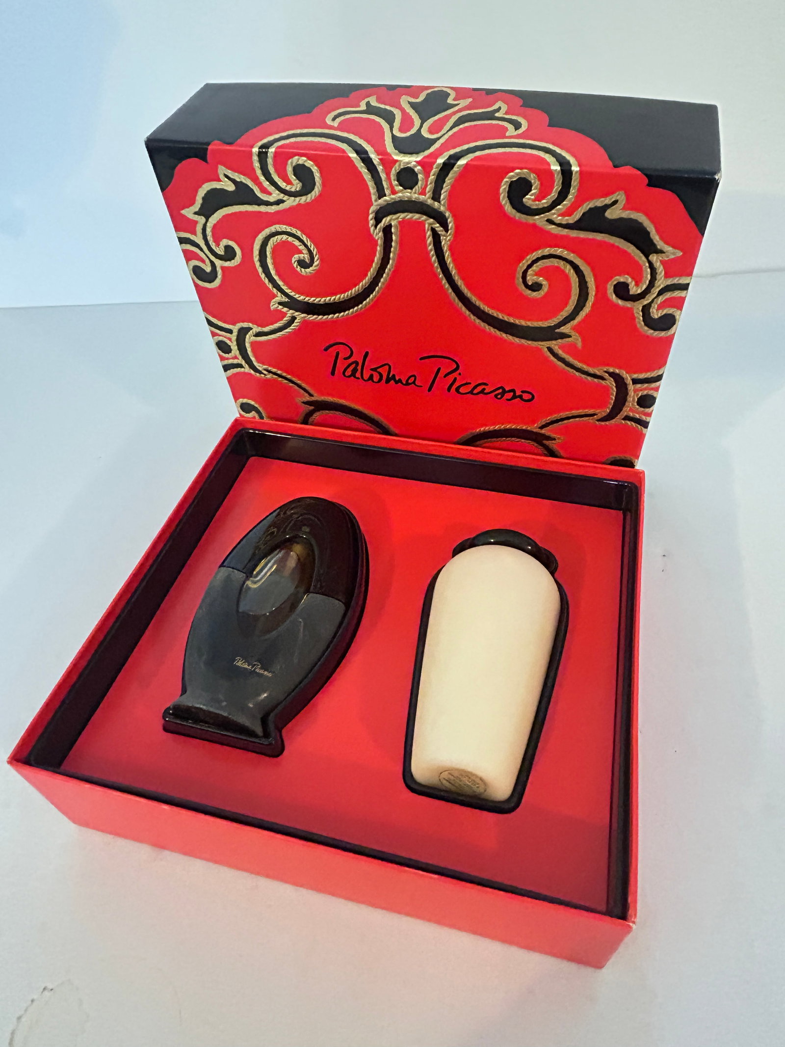 Vintage Paloma Piccaso Perfume: Vintage Paloma Piccaso Perfume Please view all photos as they are part of the description and condition of this Item, Feel free to contact me with questions or picture requests! Used Item AS IS