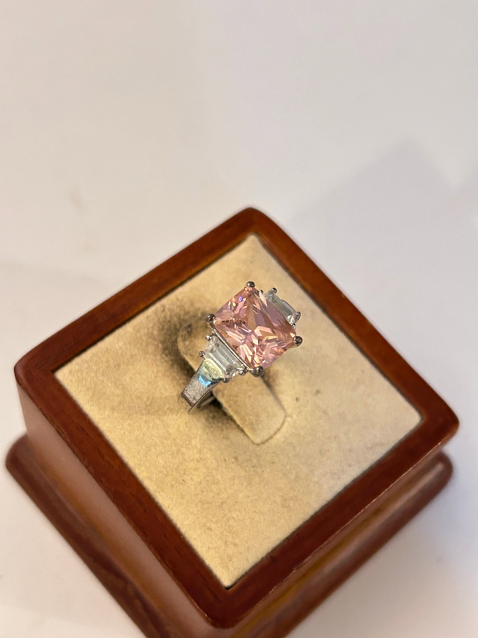 Vintage Avon Costume Ring Sz 6: Vintage Avon Costume Ring Sz 6 Please view all photos as they are part of the description and condition of this Item, Feel free to contact me with questions or picture requests! Used Item AS IS
