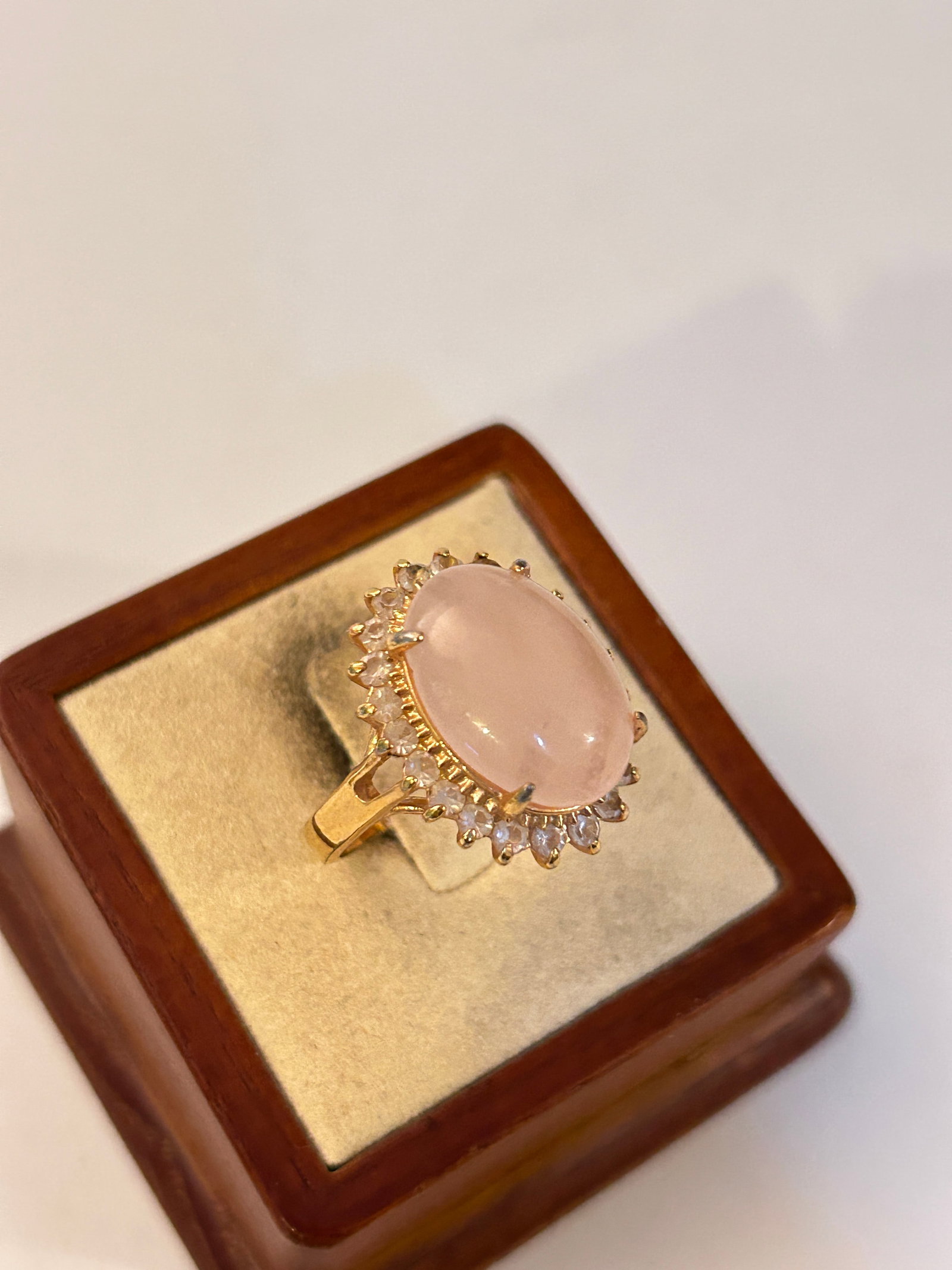 Vintage Pink Costume Ring Sz 9: Vintage Pink Costume Ring Sz 9 Please view all photos as they are part of the description and condition of this Item, Feel free to contact me with questions or picture requests! Used Item AS IS