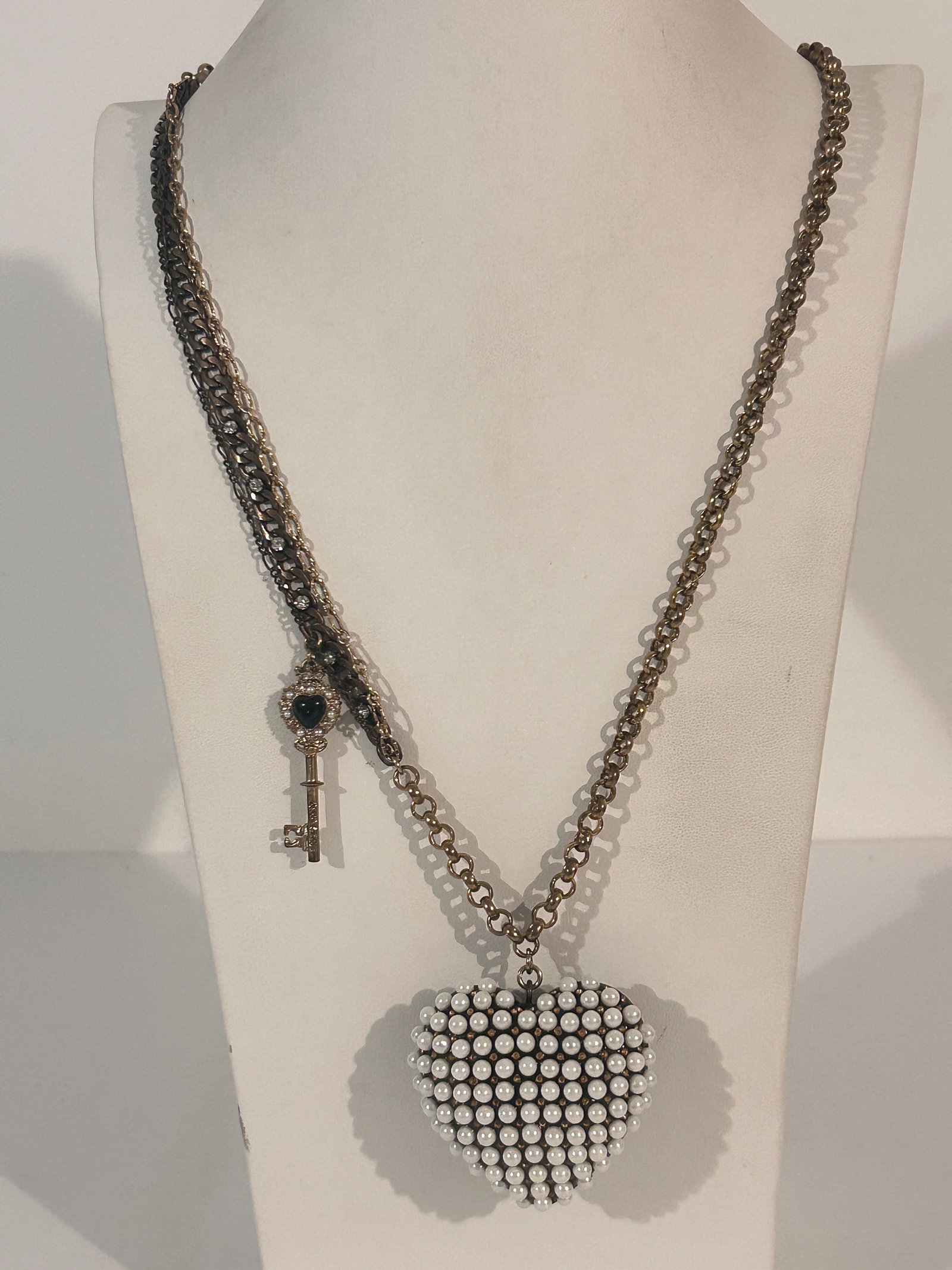 Vintage Betsey Johnson Statement Heart Necklace 34": Vintage Betsey Johnson Statement Heart Necklace 34" Please view all photos as they are part of the description and condition of this Item, Feel free to contact me with questions or picture requests! U