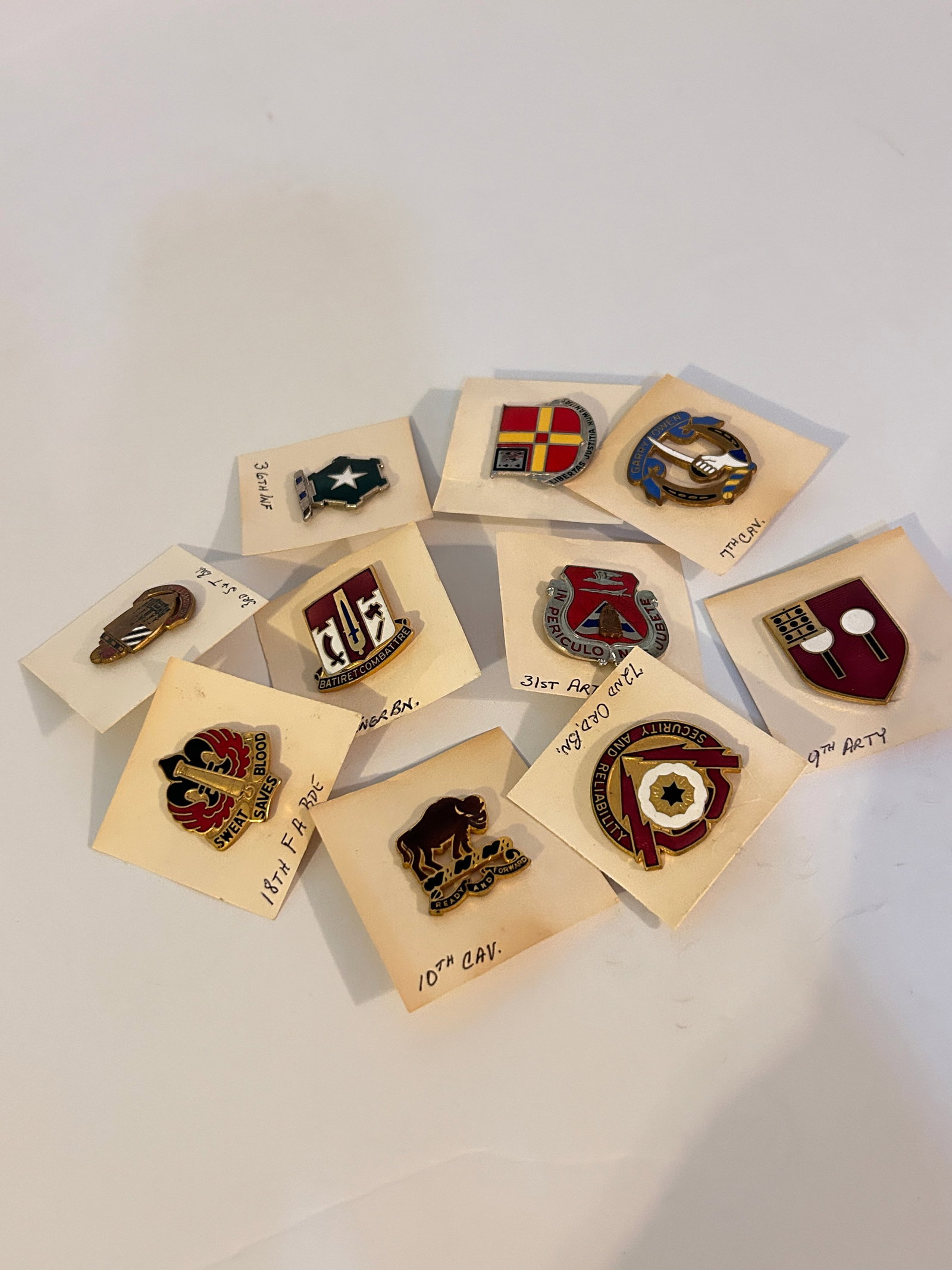 Vintage Lot of 10 Military Pins: Vintage Lot of 10 Military Pins Please view all photos as they are part of the description and condition of this Item, Feel free to contact me with questions or picture requests! Used Item AS IS