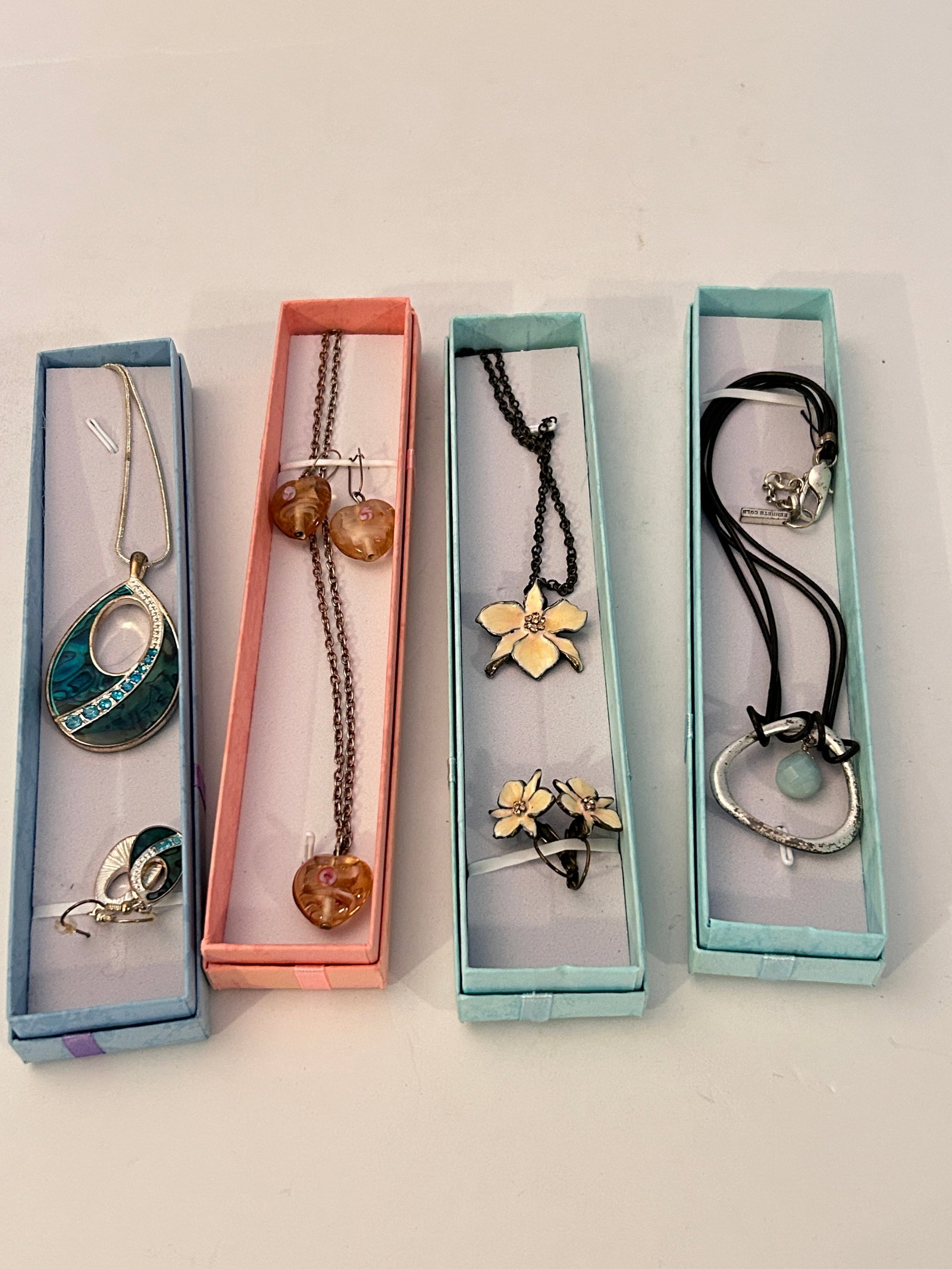 Lot of 4 Necklaces & 3 Earrings Jewelry 1 Murano: Lot of 4 Necklaces & 3 Earrings Jewelry 1 Murano Please view all photos as they are part of the description and condition of this Item, Feel free to contact me with questions or picture requests! Used
