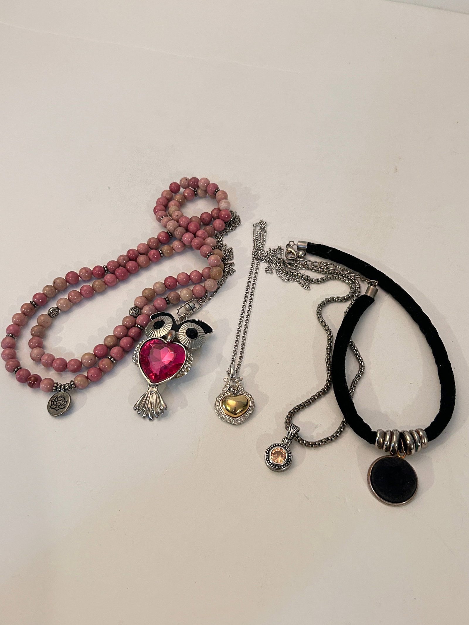 Lot of 5 Necklaces: Lot of 5 Necklaces Please view all photos as they are part of the description and condition of this Item, Feel free to contact me with questions or picture requests! Used Item AS IS
