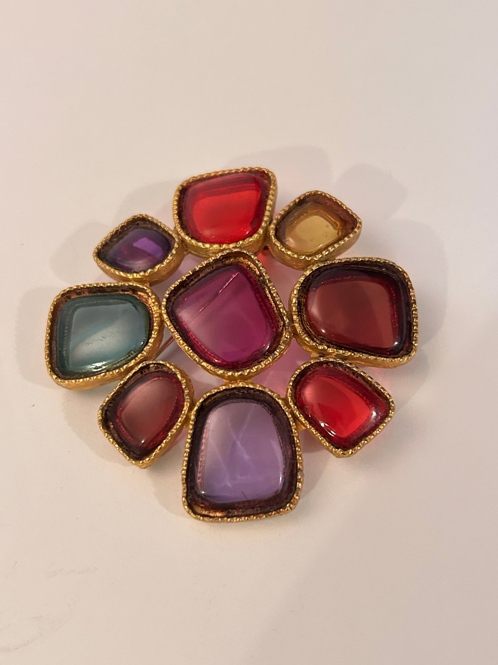 Vintage Goldtone colorful large Pendant Brooch: Vintage Goldtone colorful large Pendant Brooch Please view all photos as they are part of the description and condition of this Item, Feel free to contact me with questions or picture requests! Used I