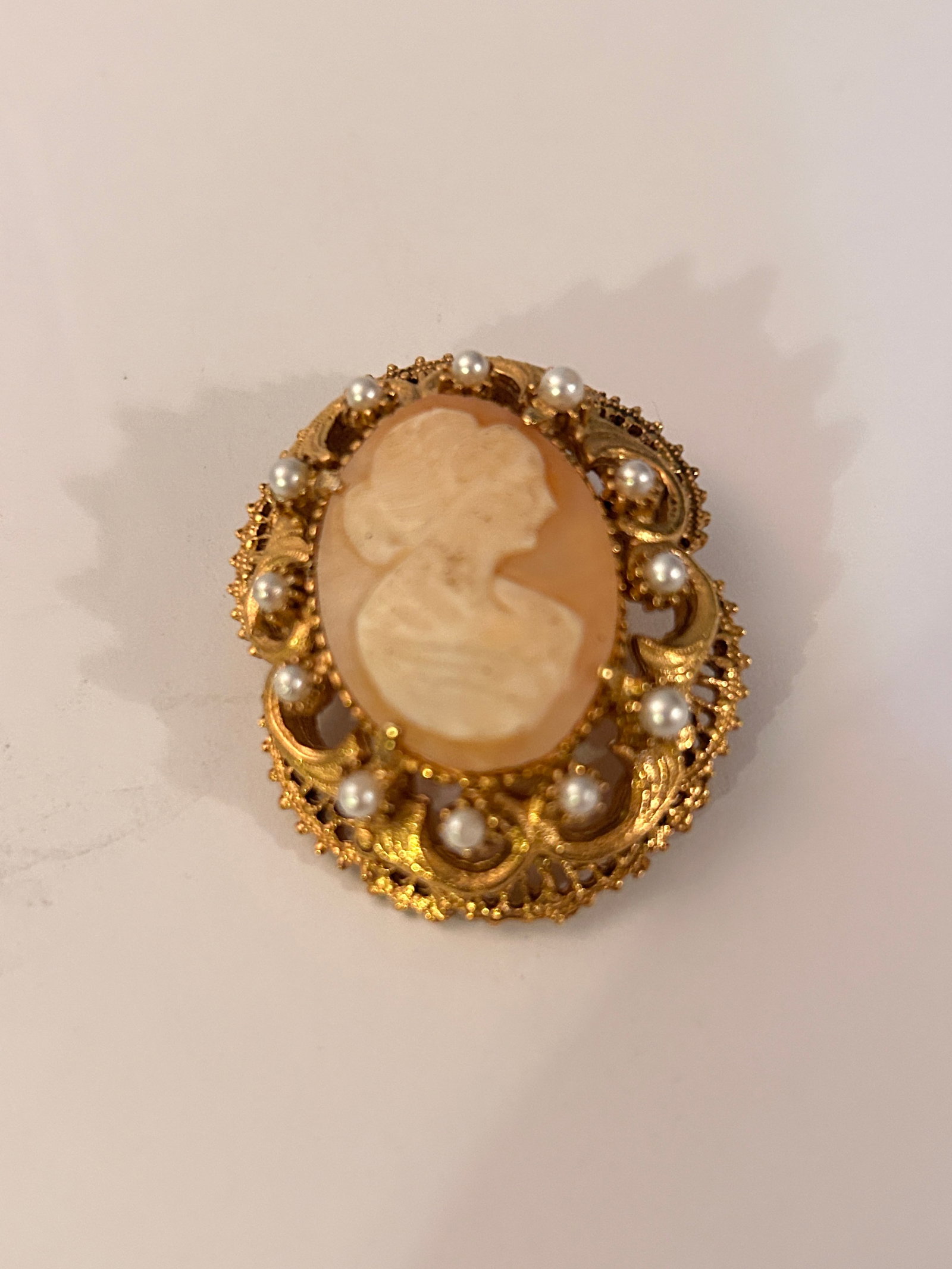 Vintage Florenza Cameo goldtone Brooch: Vintage Florenza Cameo goldtone Brooch Please view all photos as they are part of the description and condition of this Item, Feel free to contact me with questions or picture requests! Used Item AS I