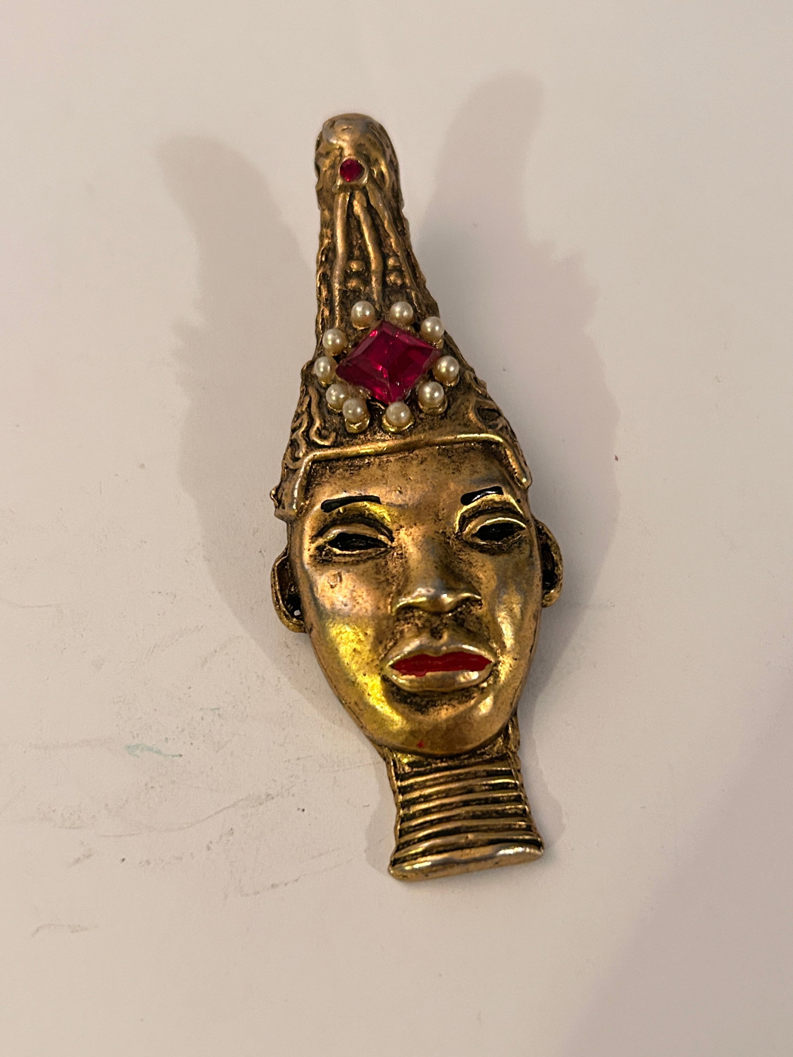 Vintage goldtone Afrikan Brooch: Vintage goldtone Afrikan Brooch Please view all photos as they are part of the description and condition of this Item, Feel free to contact me with questions or picture requests! Used Item AS IS
