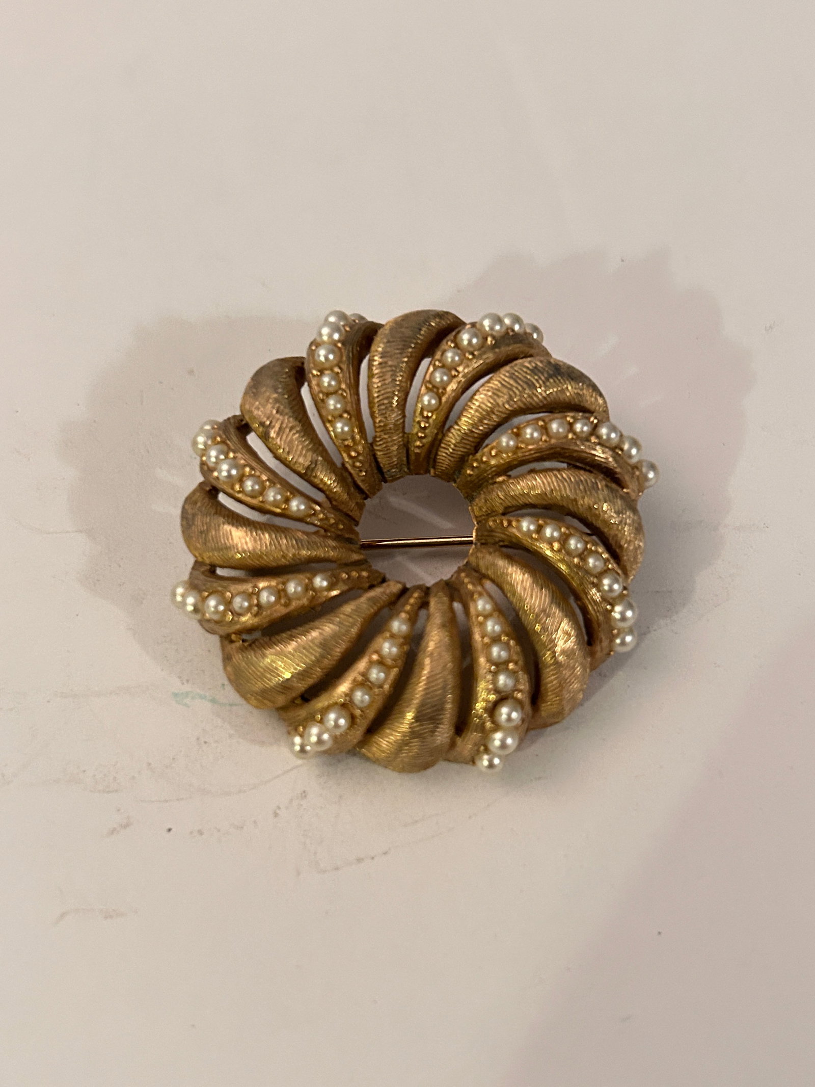 Vintage Signed Bellini Goldtone Brooch: Vintage Signed Bellini Goldtone Brooch Please view all photos as they are part of the description and condition of this Item, Feel free to contact me with questions or picture requests! Used Item AS I
