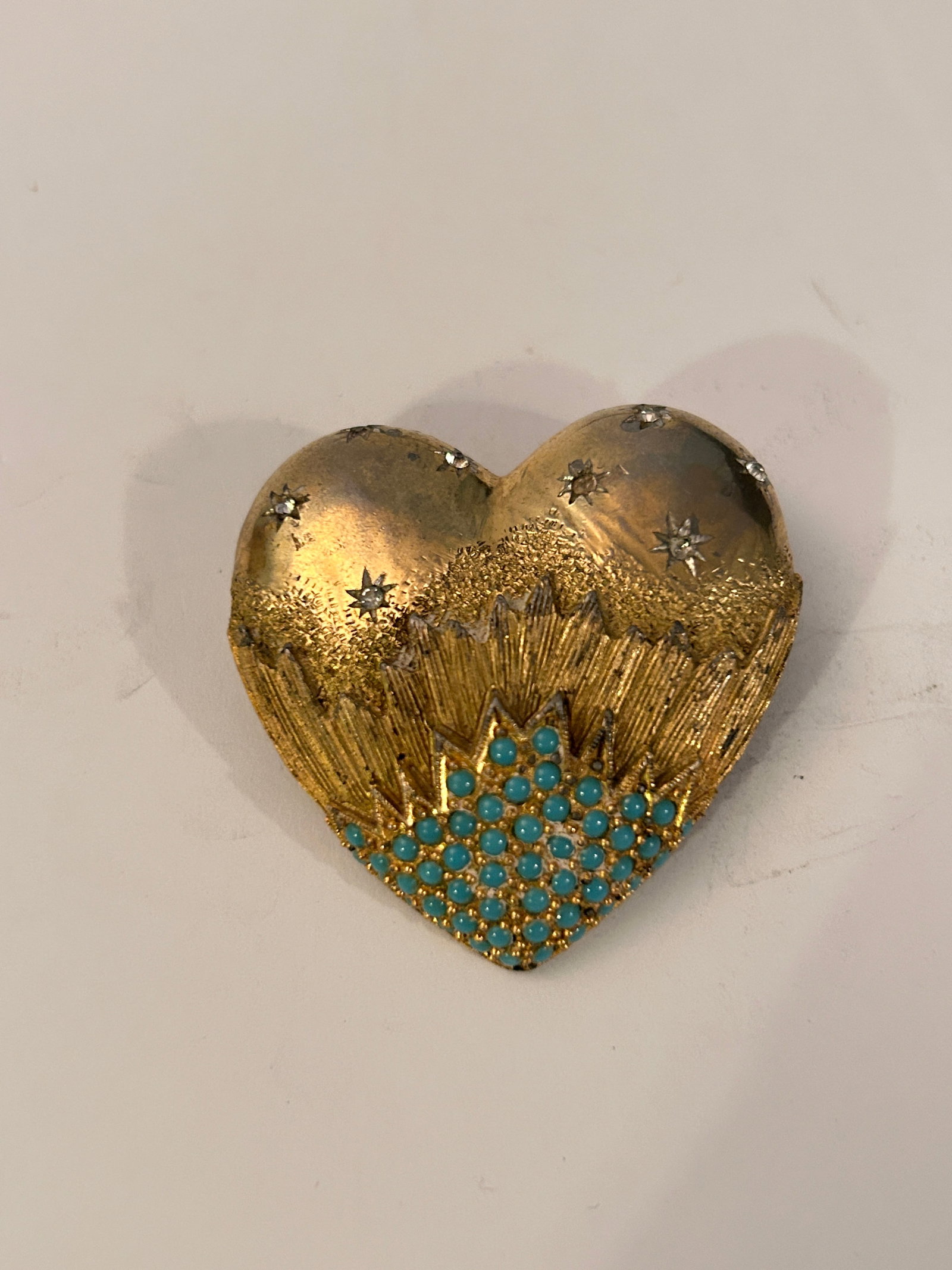 Vintage Goldtone Heart Brooch: Vintage Goldtone Heart Brooch Please view all photos as they are part of the description and condition of this Item, Feel free to contact me with questions or picture requests! Used Item AS IS