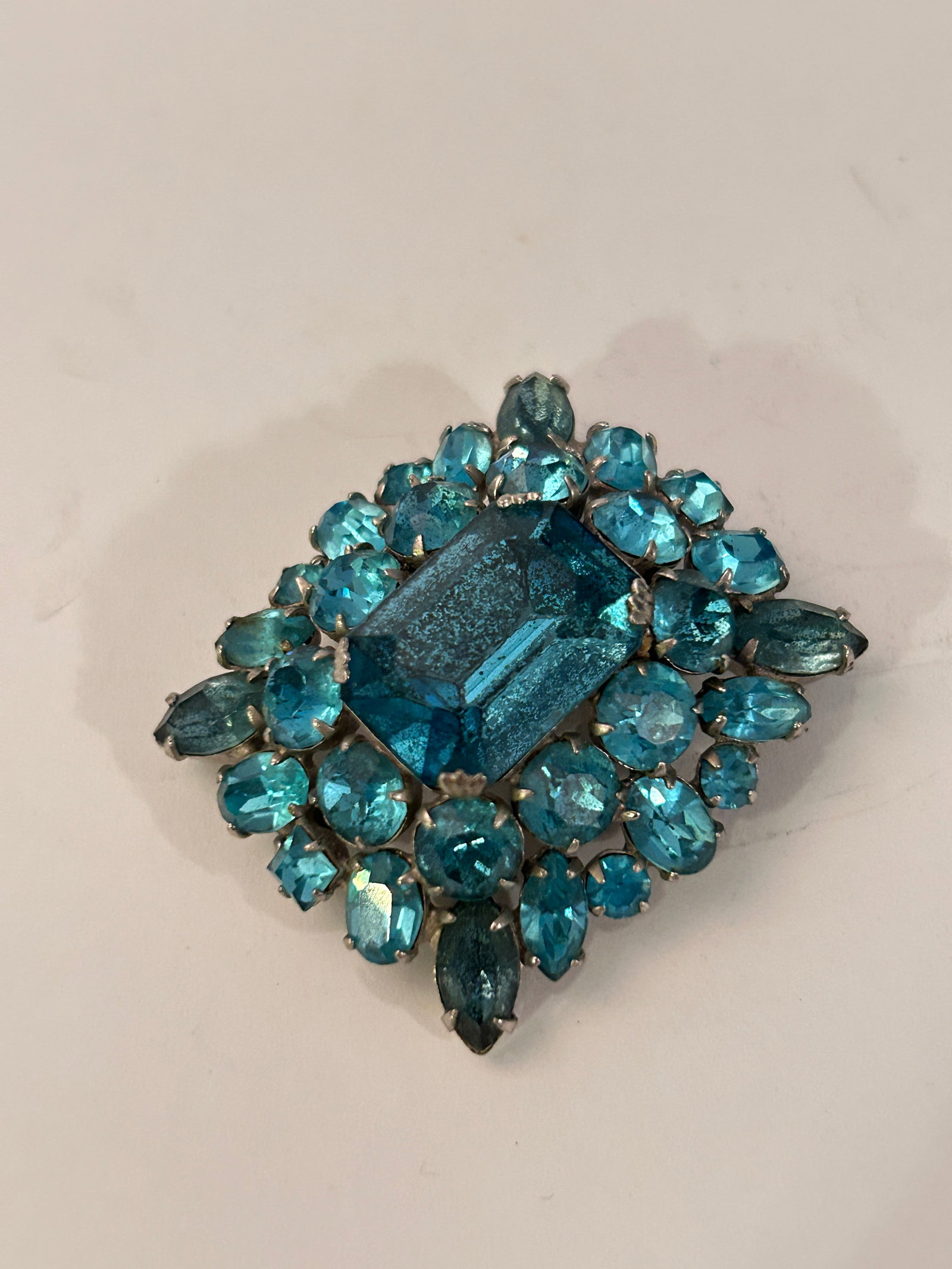 Vintage Blue Glass old Brooch: Vintage Blue Glass old Brooch Please view all photos as they are part of the description and condition of this Item, Feel free to contact me with questions or picture requests! Used Item AS IS