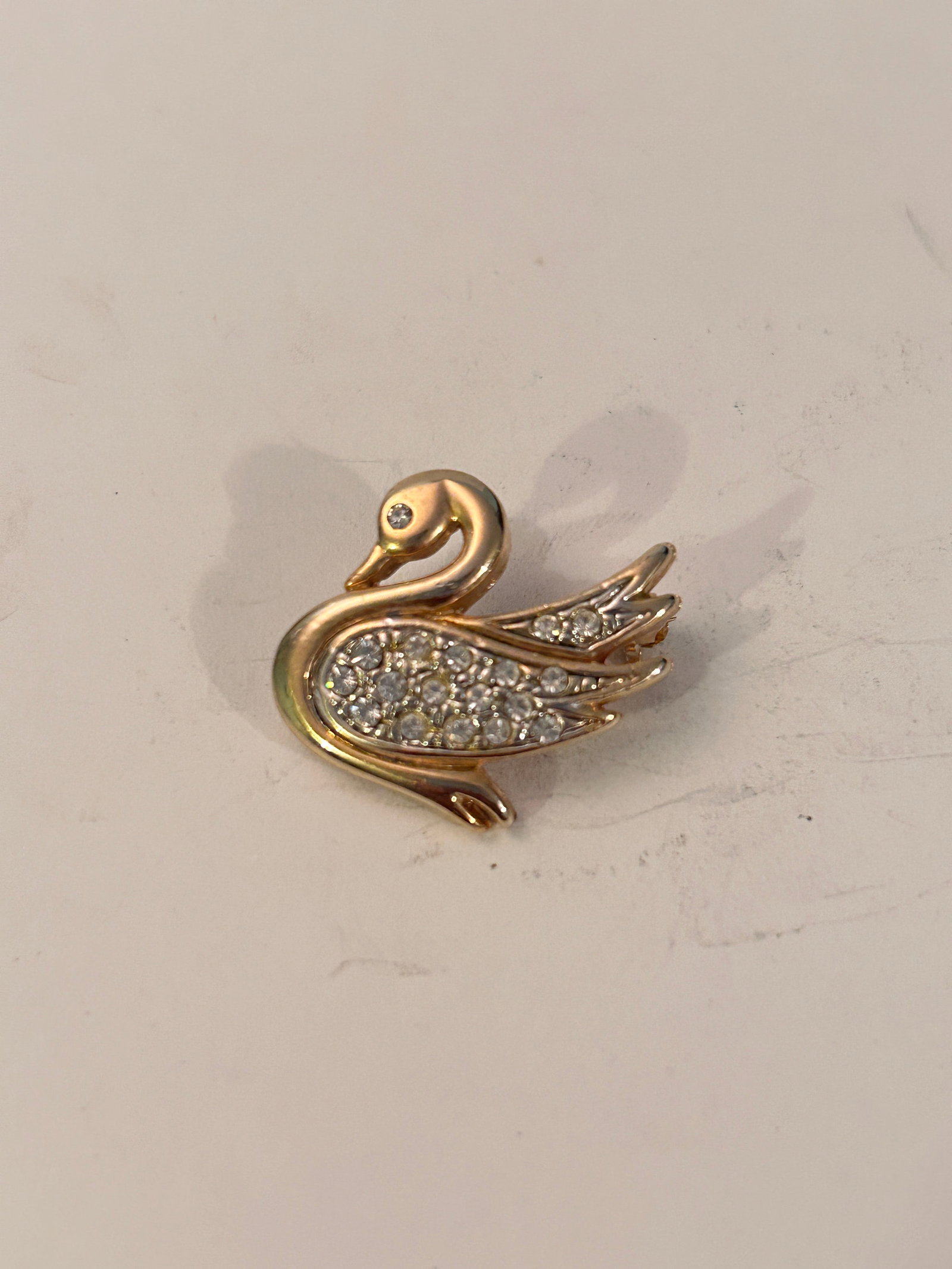 Vintage Swan Brooch: Vintage Swan Brooch Please view all photos as they are part of the description and condition of this Item, Feel free to contact me with questions or picture requests! Used Item AS IS