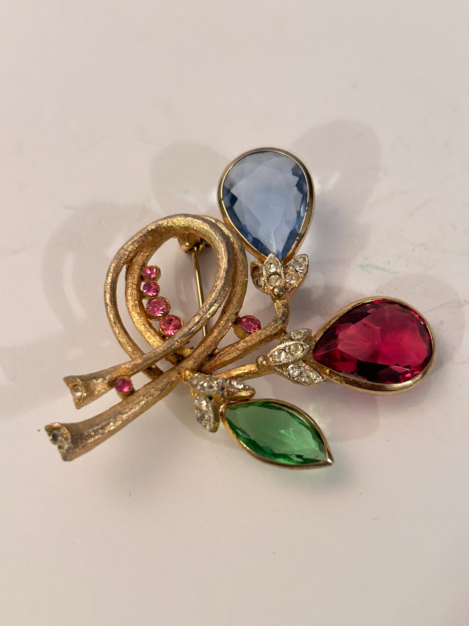 Vintage BSK Colorful floral Brooch: Vintage BSK Colorful floral Brooch Please view all photos as they are part of the description and condition of this Item, Feel free to contact me with questions or picture requests! Used Item AS IS