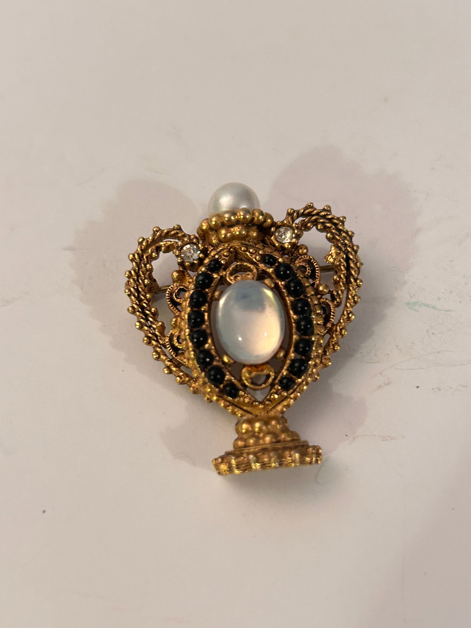 Vintage Florenza goldtone Brooch: Vintage Florenza goldtone Brooch Please view all photos as they are part of the description and condition of this Item, Feel free to contact me with questions or picture requests! Used Item AS IS