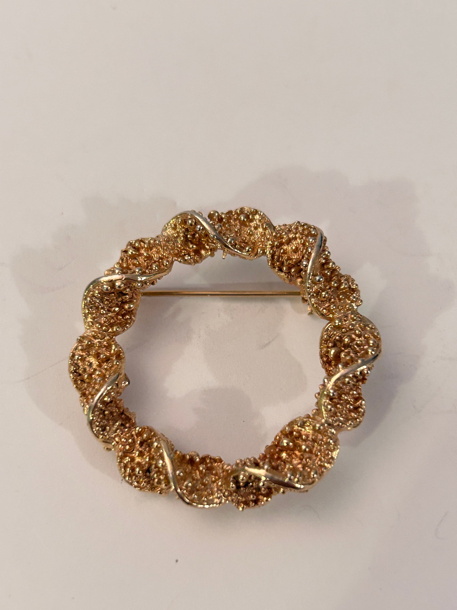 Vintage Signed Emmons Brooch Wreath: Vintage Signed Emmons Brooch Wreath Please view all photos as they are part of the description and condition of this Item, Feel free to contact me with questions or picture requests! Used Item AS IS
