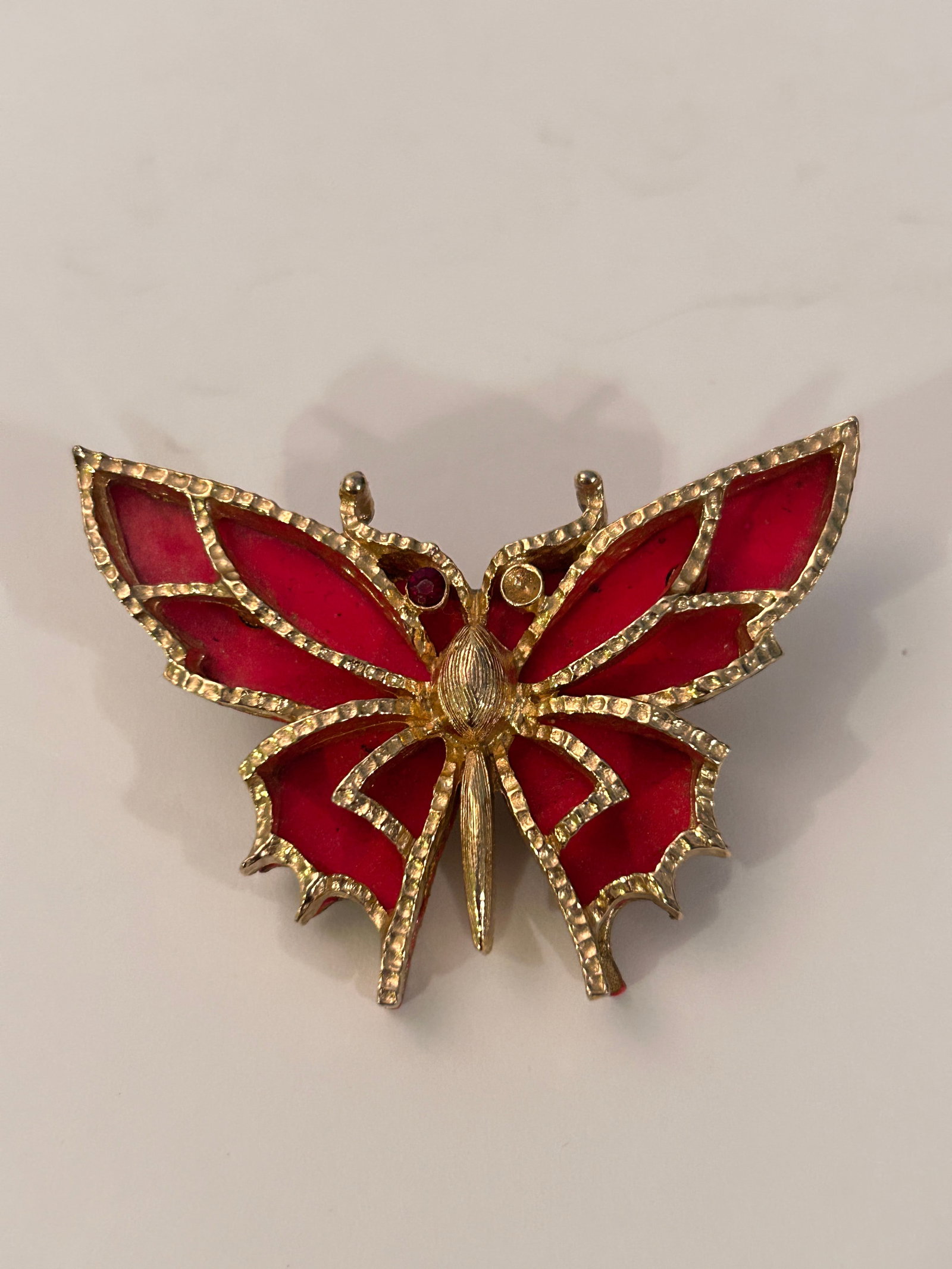 Vintage Coro red Butterfly goldtone Brooch missing 1 eye stone: Vintage Coro red Butterfly goldtone Brooch missing 1 eye stone Please view all photos as they are part of the description and condition of this Item, Feel free to contact me with questions or picture 