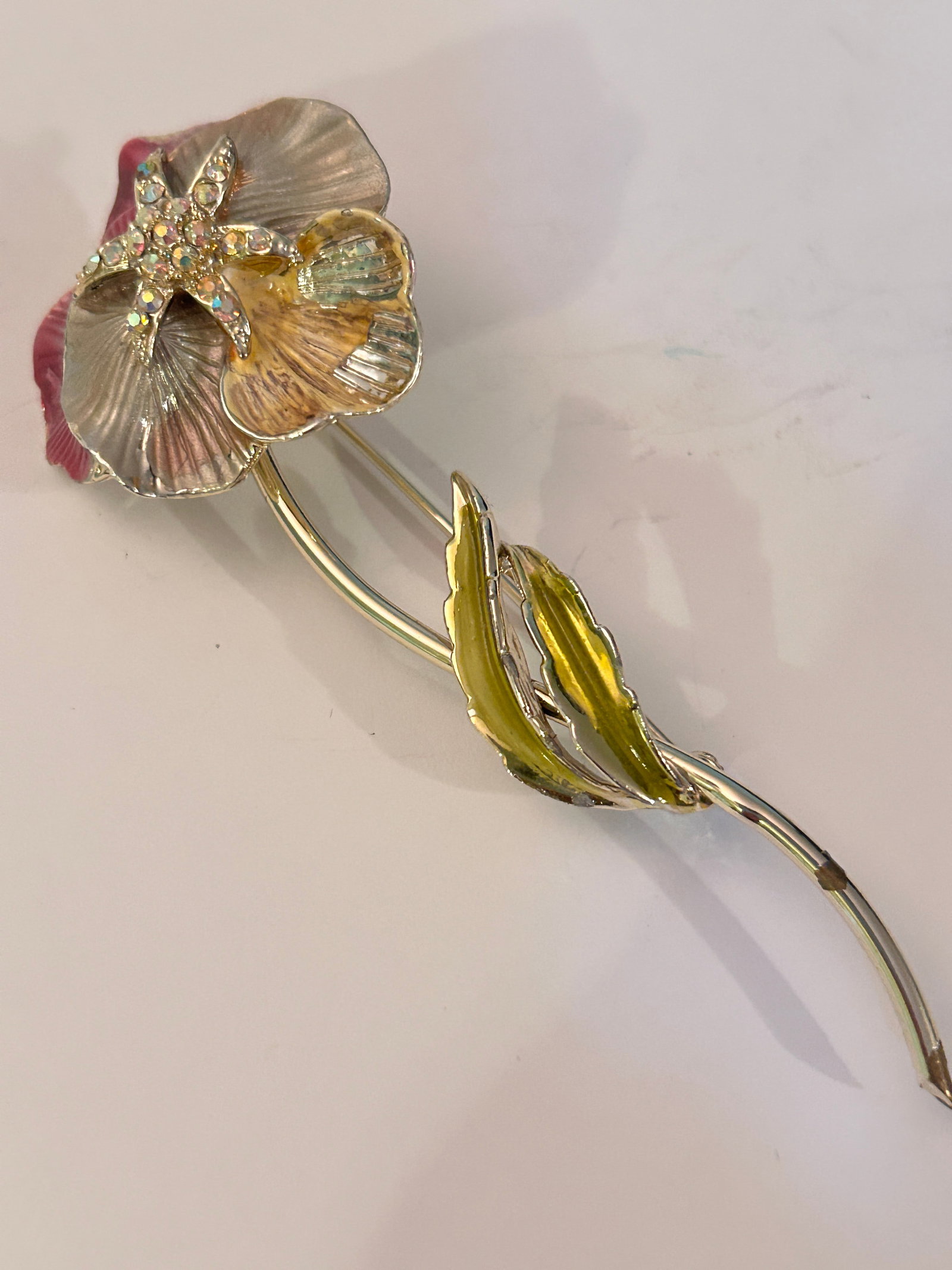 Vintage BSK Flower Brooch: Vintage BSK Flower Brooch Please view all photos as they are part of the description and condition of this Item, Feel free to contact me with questions or picture requests! Used Item AS IS