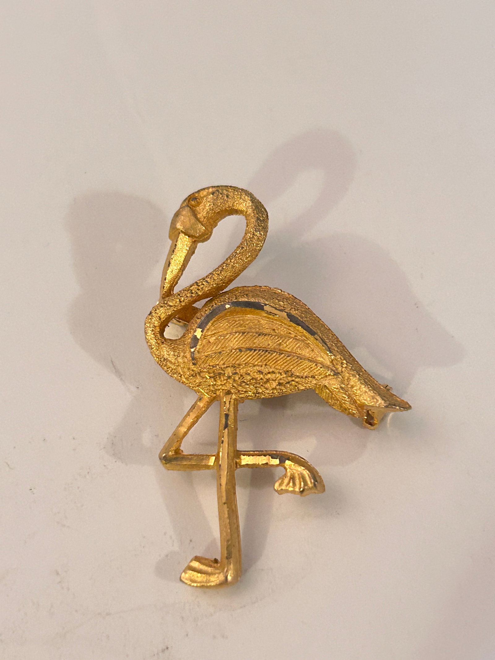 Vintage Goldtone bird Brooch: Vintage Goldtone bird Brooch Please view all photos as they are part of the description and condition of this Item, Feel free to contact me with questions or picture requests! Used Item AS IS