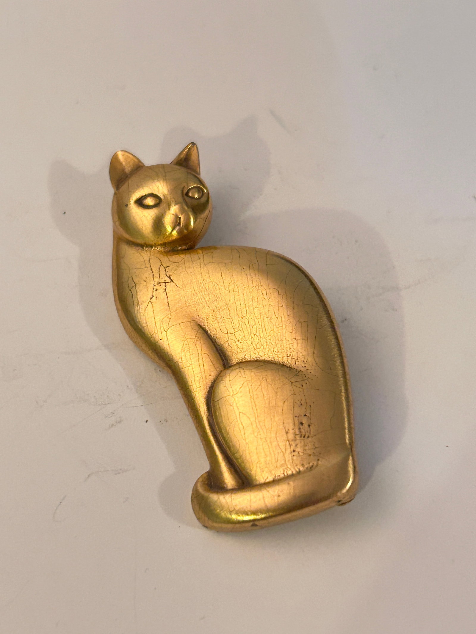 Vintage Goldtone Cat Brooch: Vintage Goldtone Cat Brooch Please view all photos as they are part of the description and condition of this Item, Feel free to contact me with questions or picture requests! Used Item AS IS