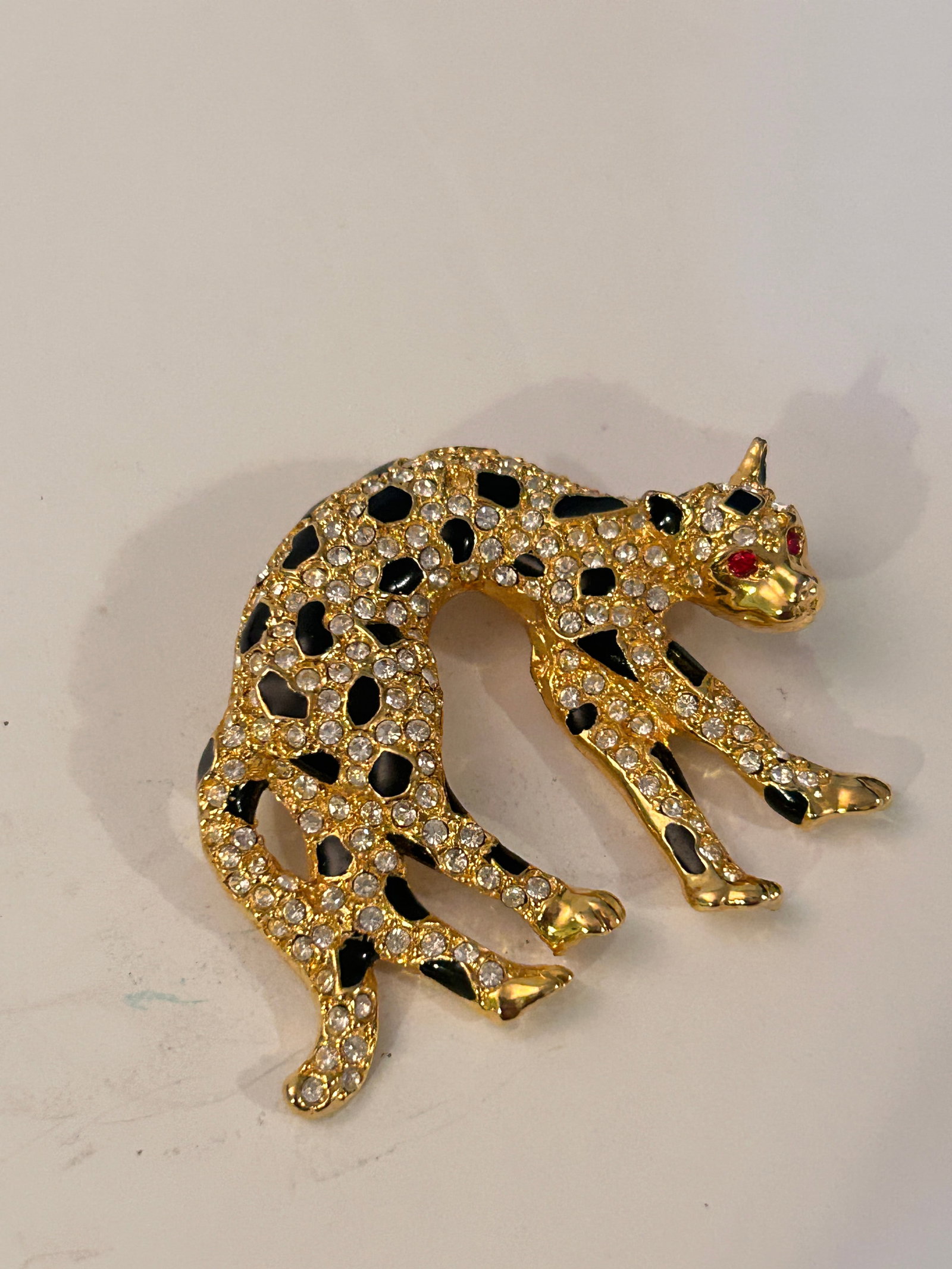 Vintage Goldtone Rhinestone Cat Brooch: Vintage Goldtone Rhinestone Cat Brooch Please view all photos as they are part of the description and condition of this Item, Feel free to contact me with questions or picture requests! Used Item AS I