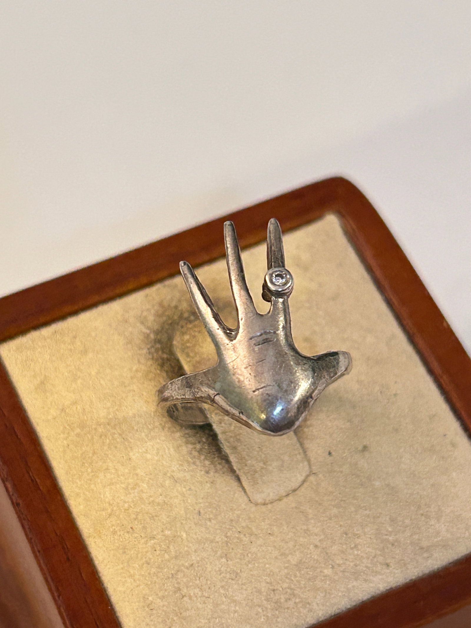 Vintage Sterling Silver Modernist Hand Ring Sz 7: Vintage Sterling Silver Modernist Hand Ring Sz 7 Please view all photos as they are part of the description and condition of this Item, Feel free to contact me with questions or picture requests! Used