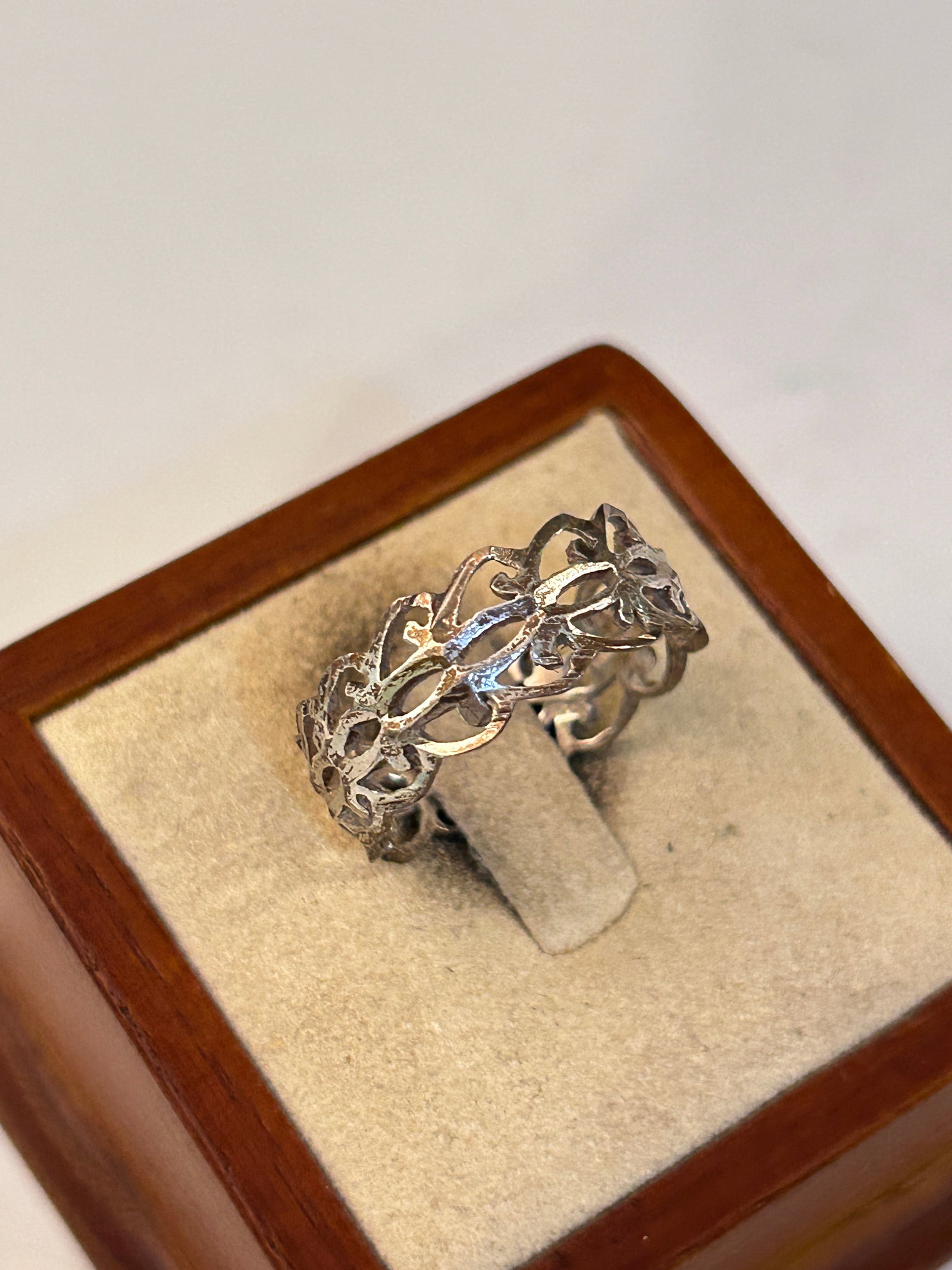 Vintage Sterling Silver Thailand filigree Ring Sz 10: Vintage Sterling Silver Thailand filigree Ring Sz 10 Please view all photos as they are part of the description and condition of this Item, Feel free to contact me with questions or picture requests! 