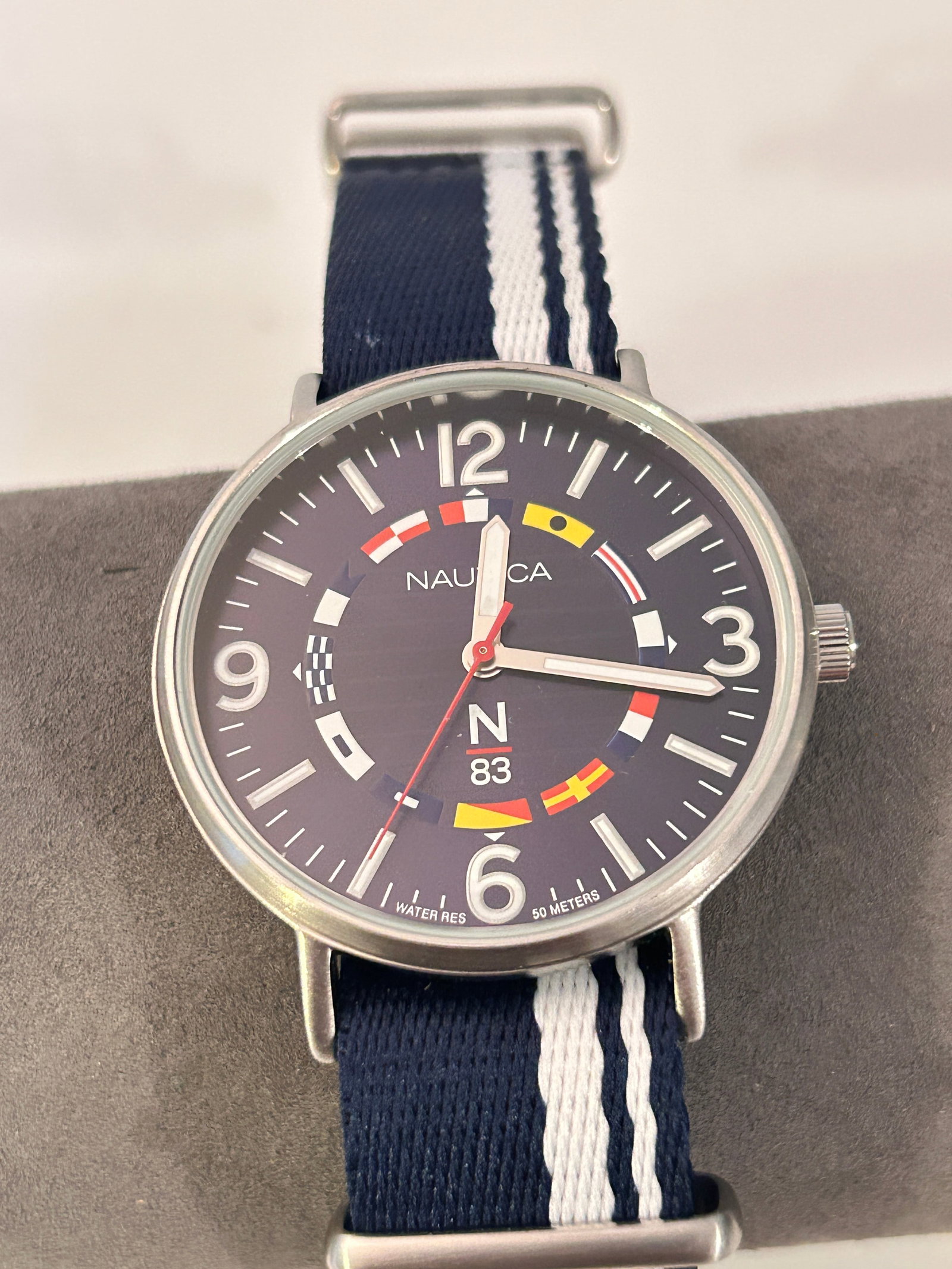Men's Watch NAUTICA N83 working: Men's Watch NAUTICA N83 working Please view all photos as they are part of the description and condition of this Item, Feel free to contact me with questions or picture requests! Used Item AS IS