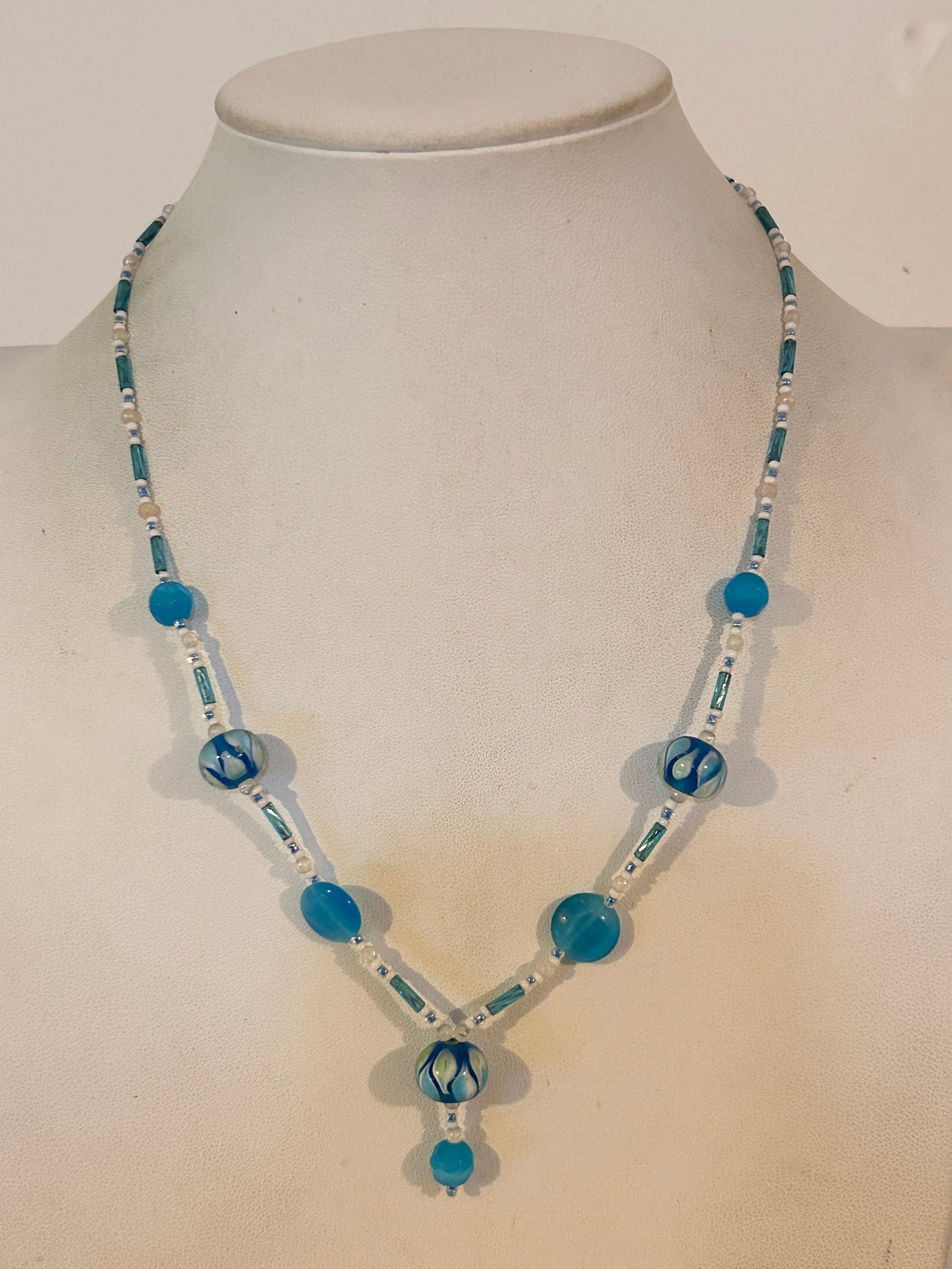 Vintage Murano bead bliue Necklace Sz 19": Vintage Murano bead bliue Necklace Sz 19" Please view all photos as they are part of the description and condition of this Item, Feel free to contact me with questions or picture requests! Used Item A