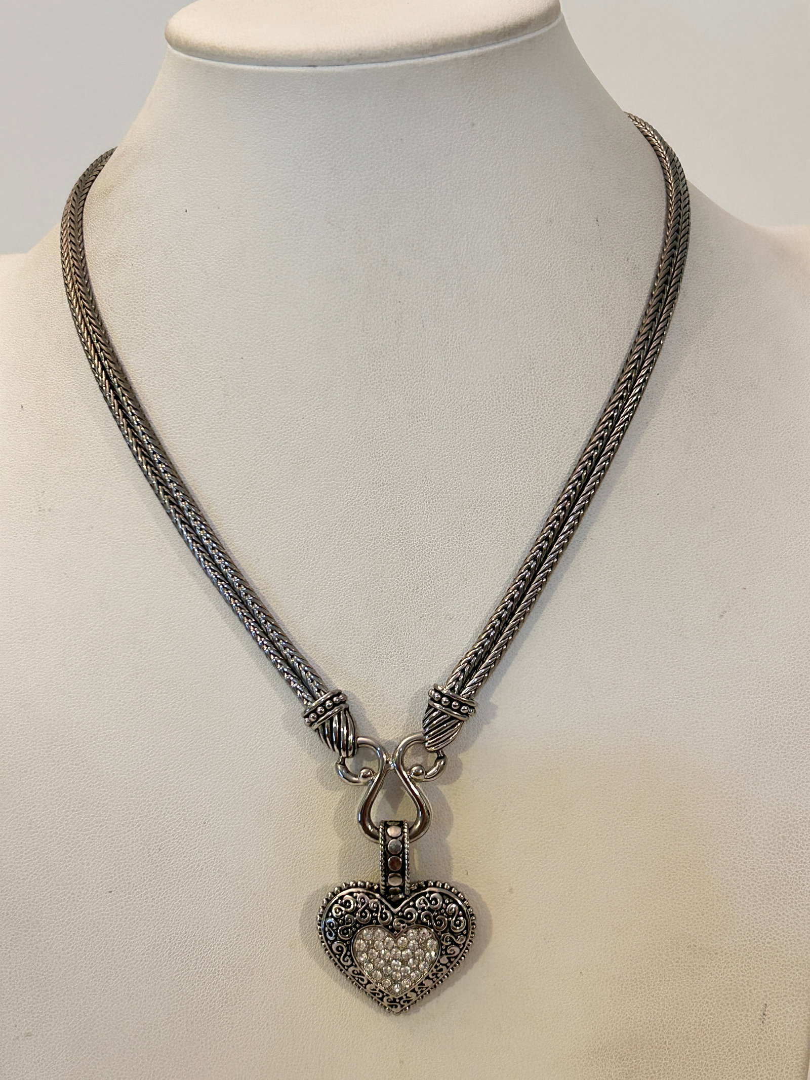 Vintage Lia Sophia Heart Pendant Necklace Sz 18": Vintage Lia Sophia Heart Pendant Necklace Sz 18" Please view all photos as they are part of the description and condition of this Item, Feel free to contact me with questions or picture requests! Used
