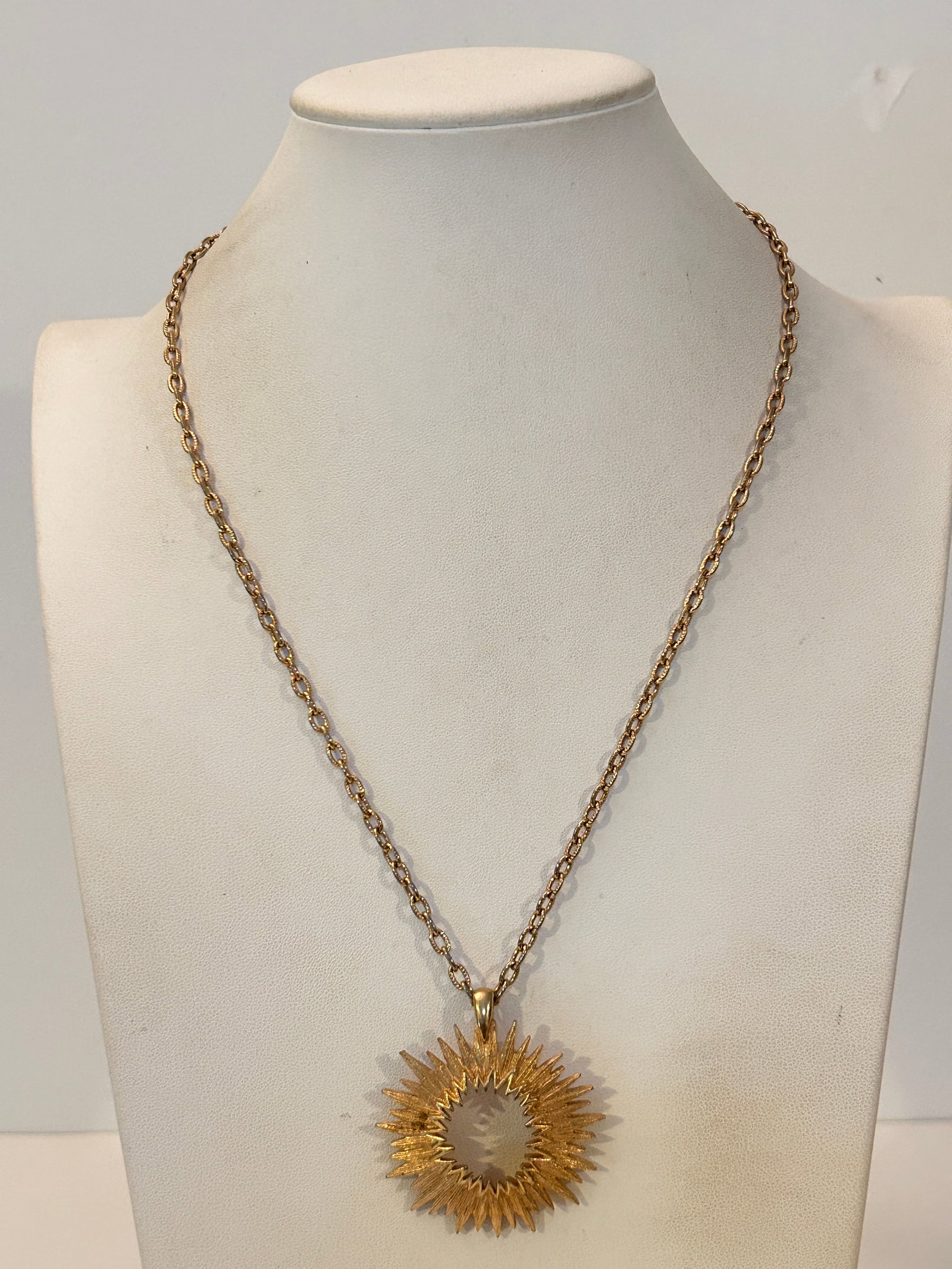 Vintage Sarah goldtone Pendant Necklace Sz 20": Vintage Sarah goldtone Pendant Necklace Sz 20" Please view all photos as they are part of the description and condition of this Item, Feel free to contact me with questions or picture requests! Used I