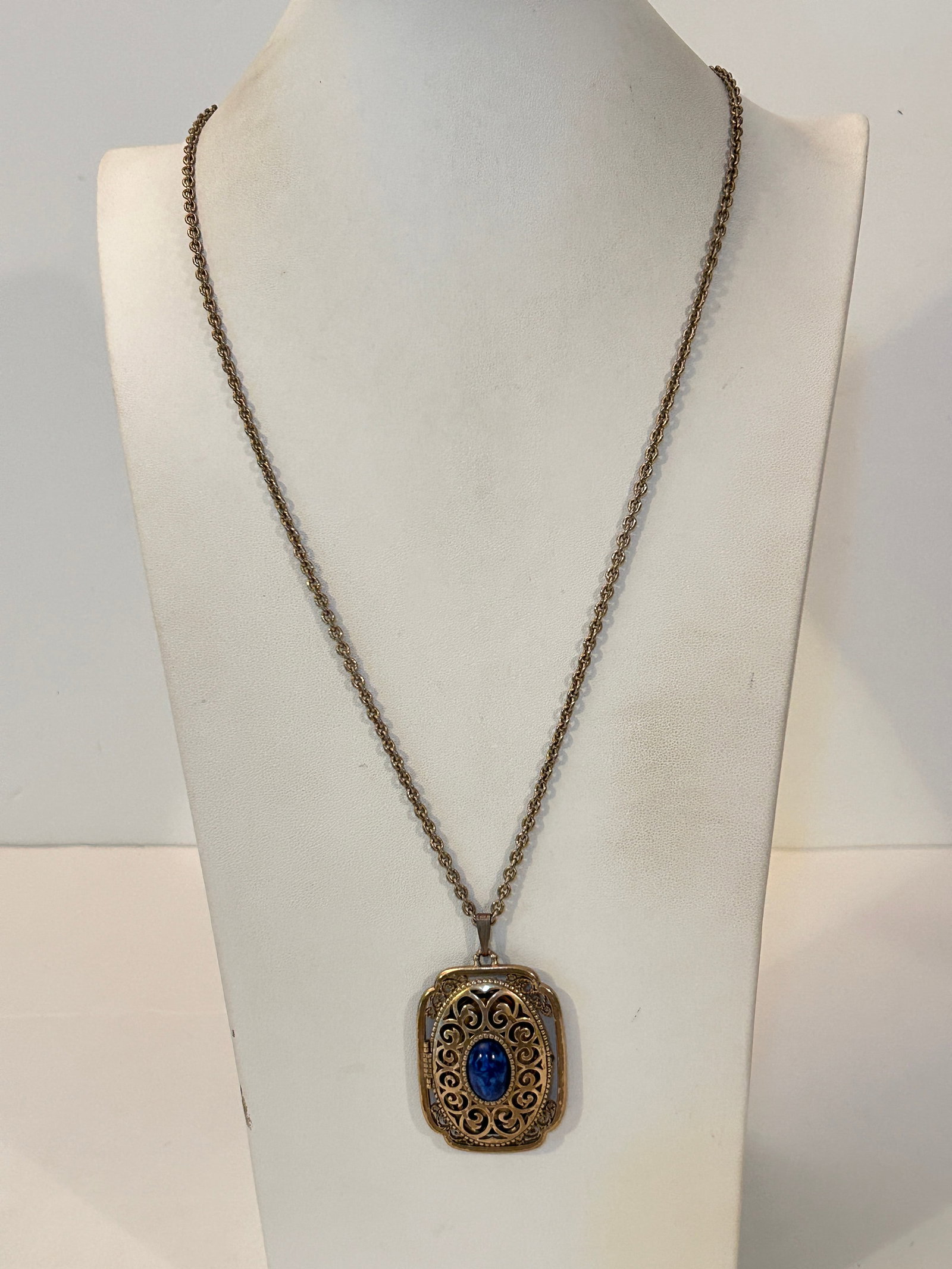 Vintage Goldtone Locket Necklace Sz 28": Vintage Goldtone Locket Necklace Sz 28" Please view all photos as they are part of the description and condition of this Item, Feel free to contact me with questions or picture requests! Used Item AS 
