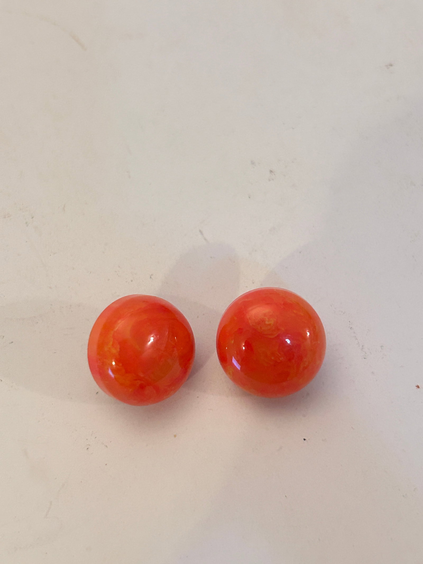 Vintage Orange Swirl Bakalite Earrings: Vintage Orange Swirl Bakalite Earrings Please view all photos as they are part of the description and condition of this Item, Feel free to contact me with questions or picture requests! Used Item AS I