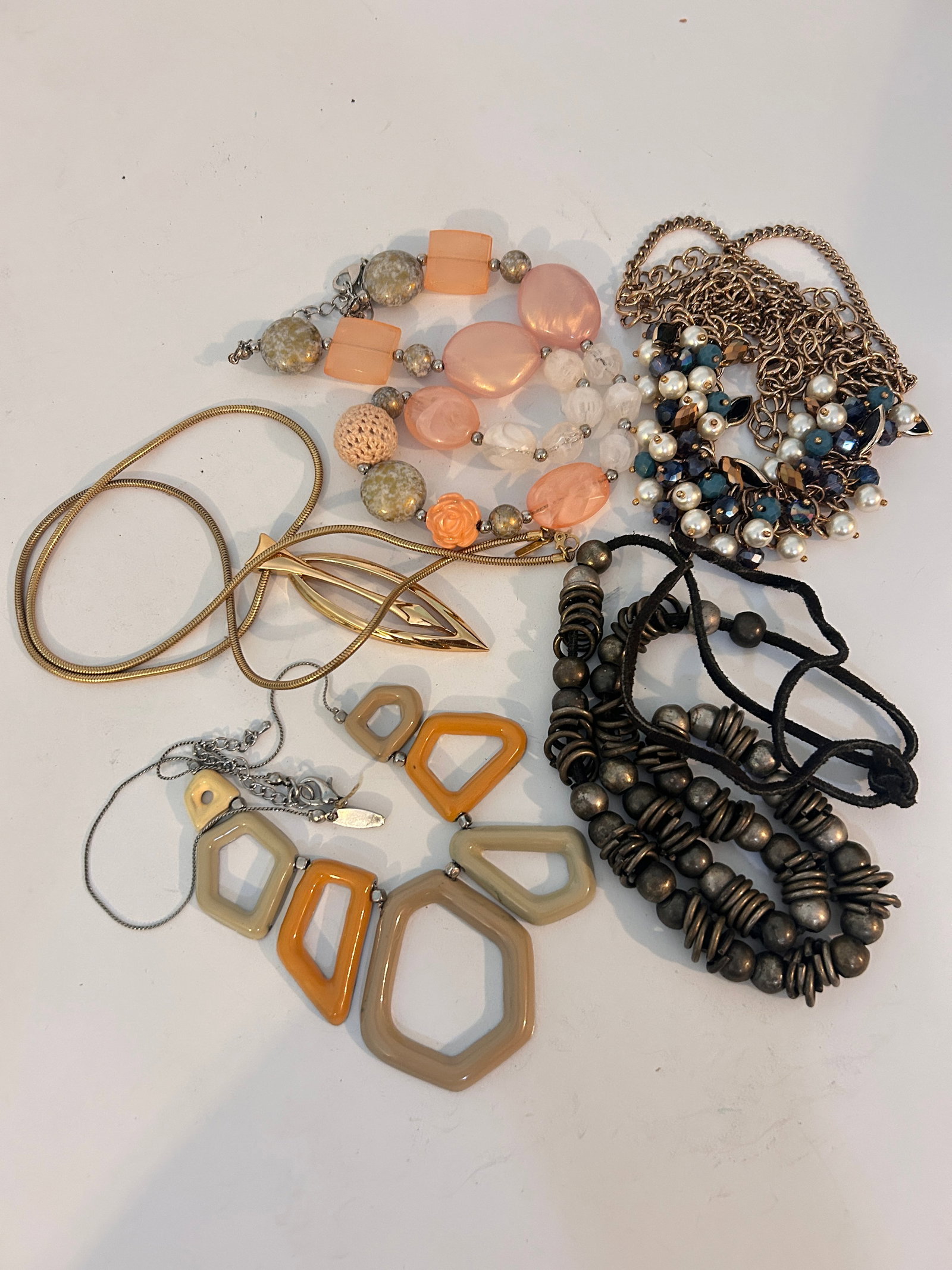 Vintage Lot of 5 Necklaces: Vintage Lot of 5 Necklaces Please view all photos as they are part of the description and condition of this Item, Feel free to contact me with questions or picture requests! Used Item AS IS