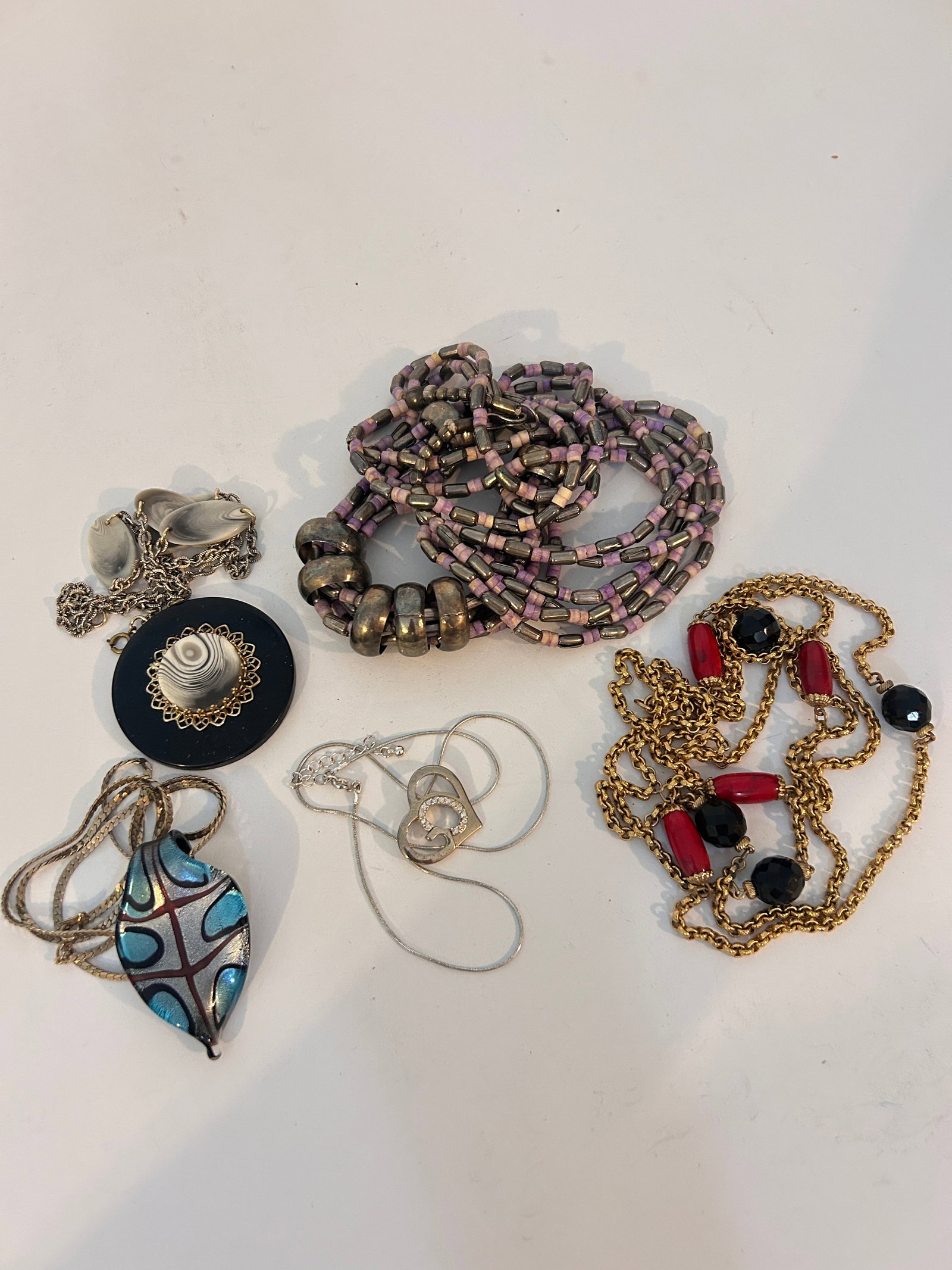 Vintage Lot of 5 Necklaces: Vintage Lot of 5 Necklaces Please view all photos as they are part of the description and condition of this Item, Feel free to contact me with questions or picture requests! Used Item AS IS