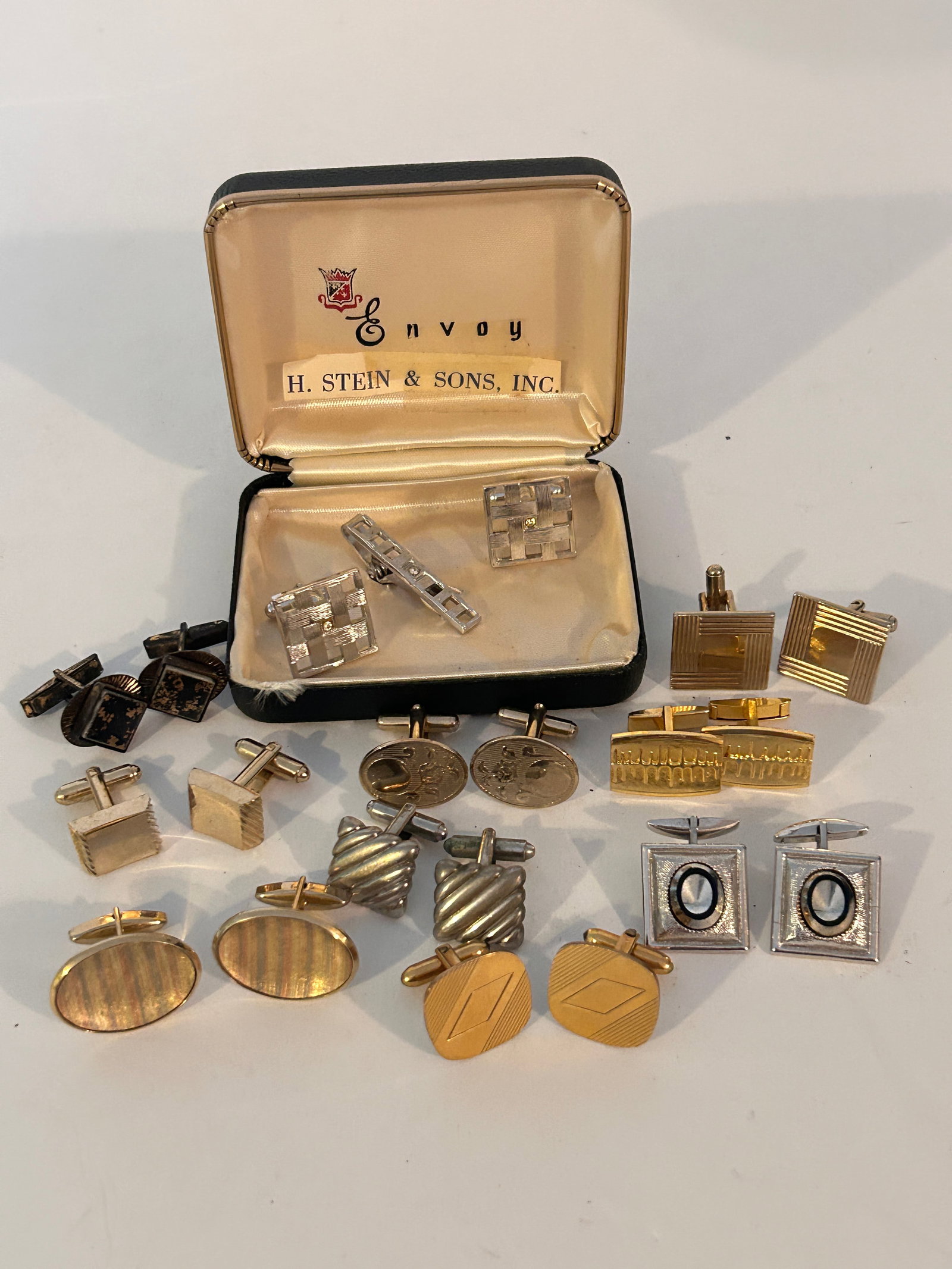 Vintage Lot of 10 Cuff Links: Vintage Lot of 10 Cuff Links Please view all photos as they are part of the description and condition of this Item, Feel free to contact me with questions or picture requests! Used Item AS IS