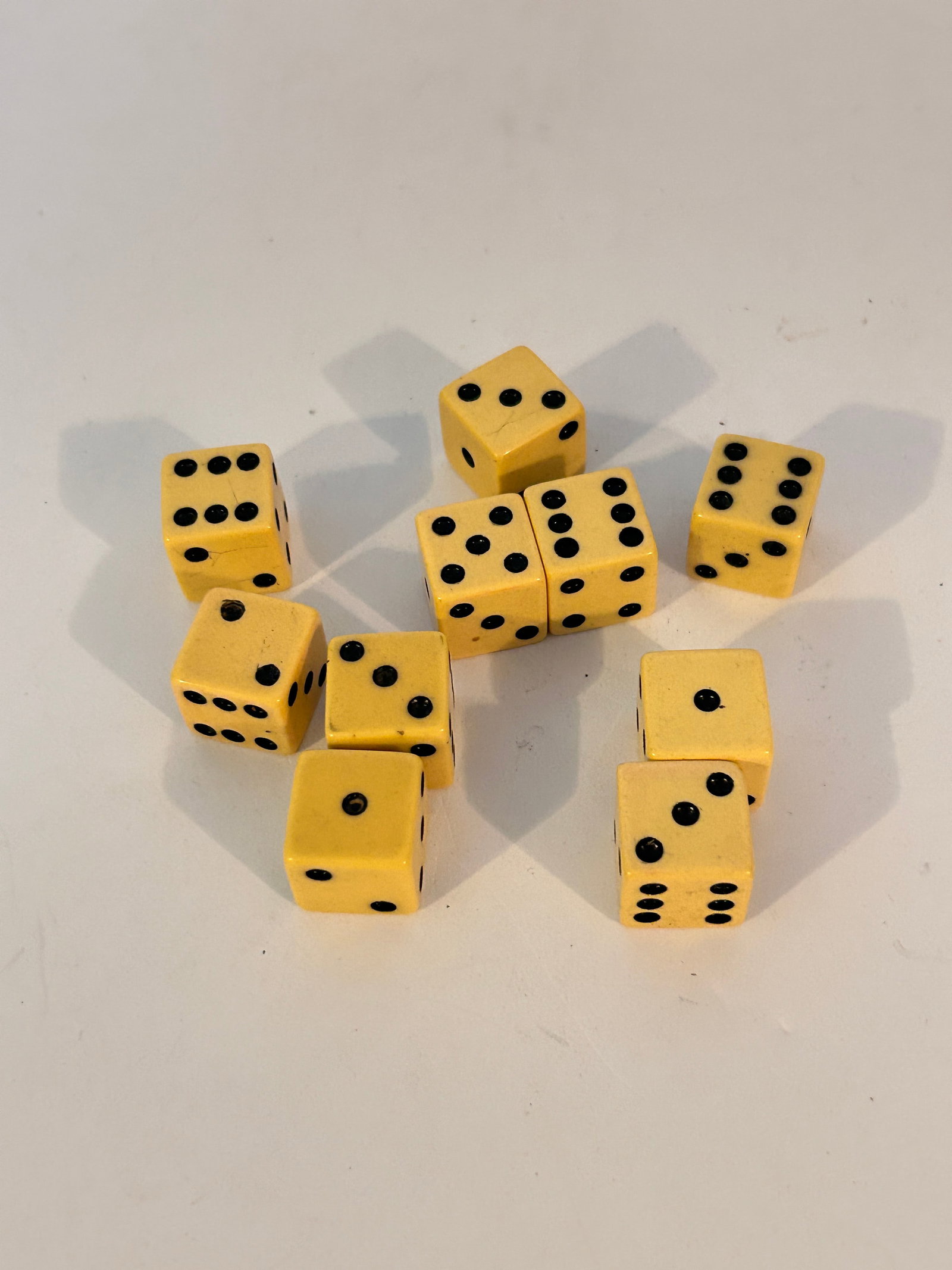 Vintage Lot of 10 Bakalite Dice: Vintage Lot of 10 Bakalite Dice Please view all photos as they are part of the description and condition of this Item, Feel free to contact me with questions or picture requests! Used Item AS IS