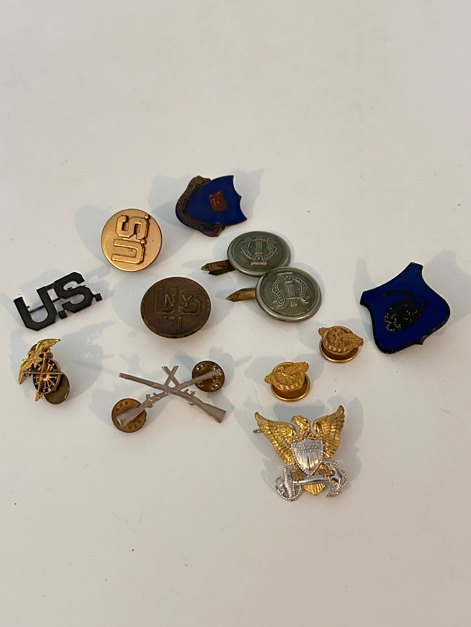 Vintage Lot of 12 Military Items: Vintage Lot of 12 Military Items Please view all photos as they are part of the description and condition of this Item, Feel free to contact me with questions or picture requests! Used Item AS IS