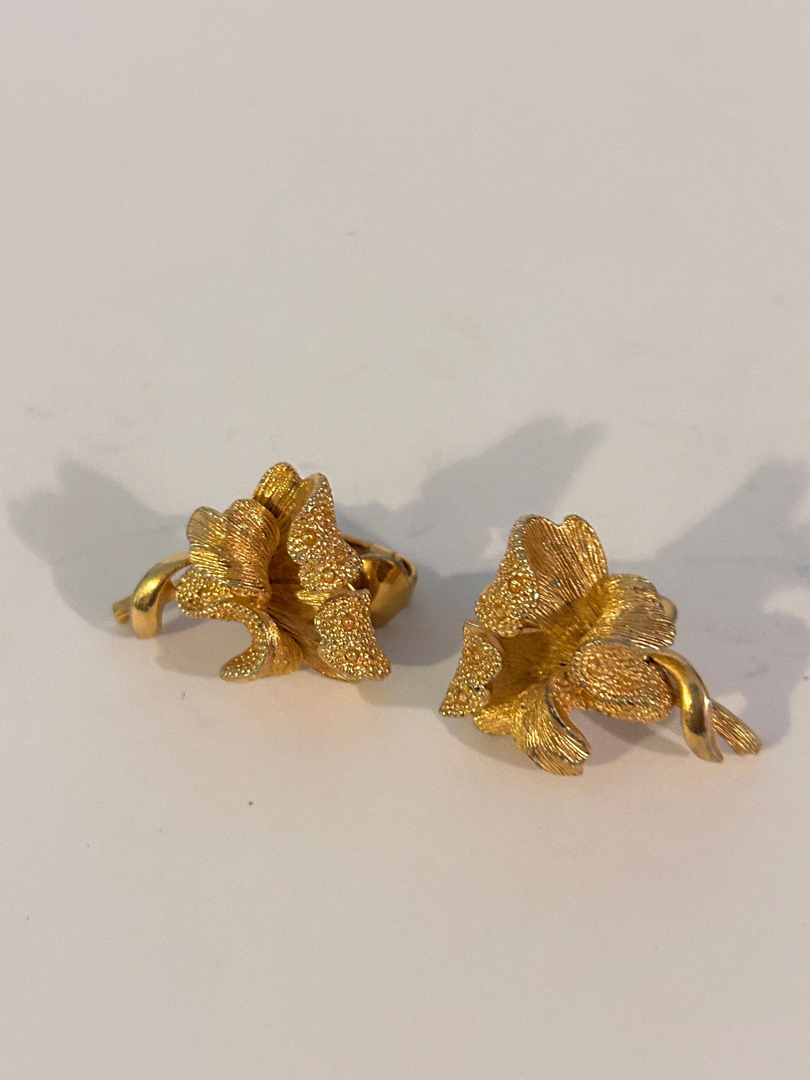 Vintage Coro gold tone Earrings: Vintage Coro gold tone Earrings Please view all photos as they are part of the description and condition of this Item, Feel free to contact me with questions or picture requests! Used Item AS IS
